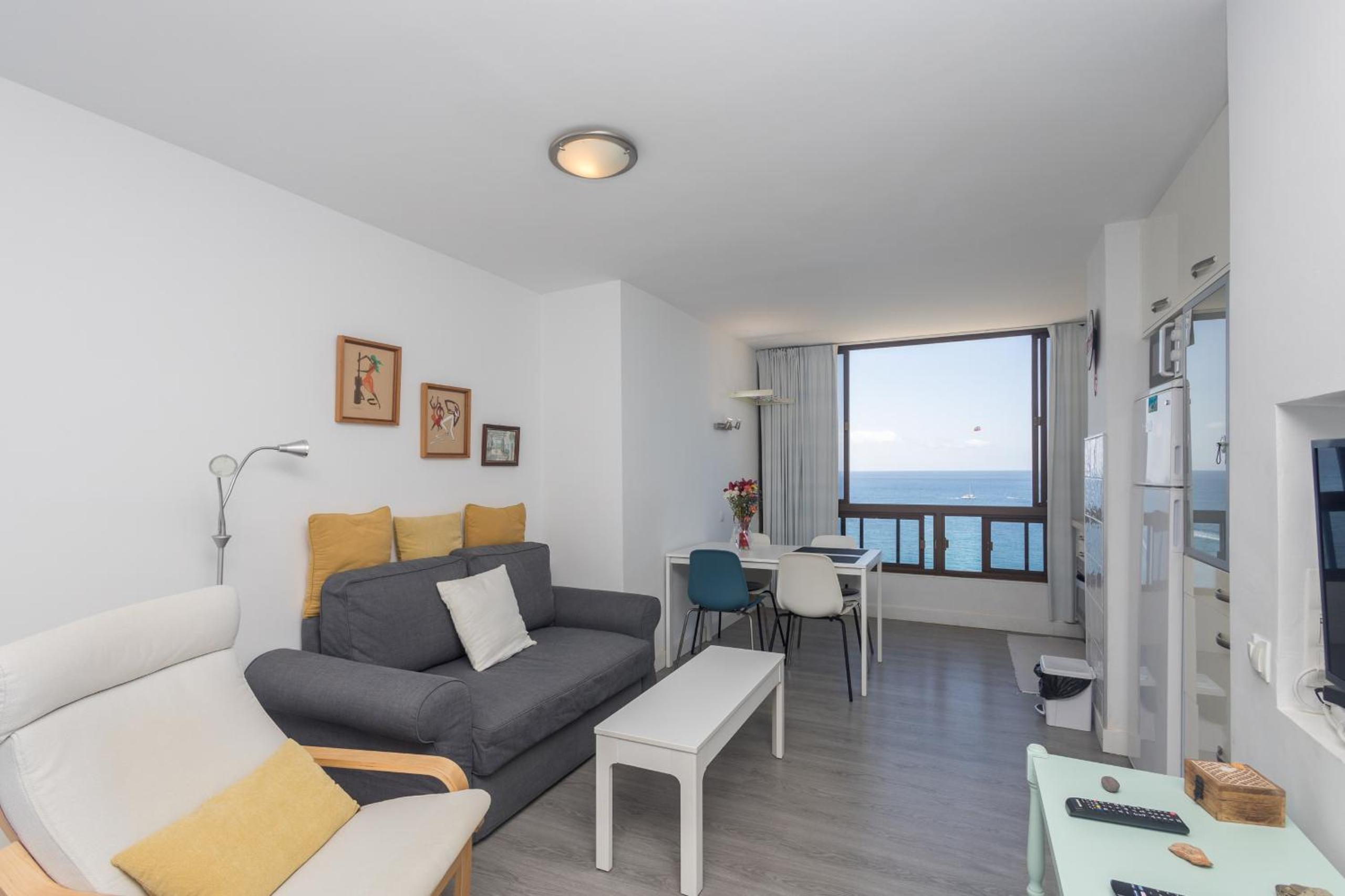 Estudio con vista al mar