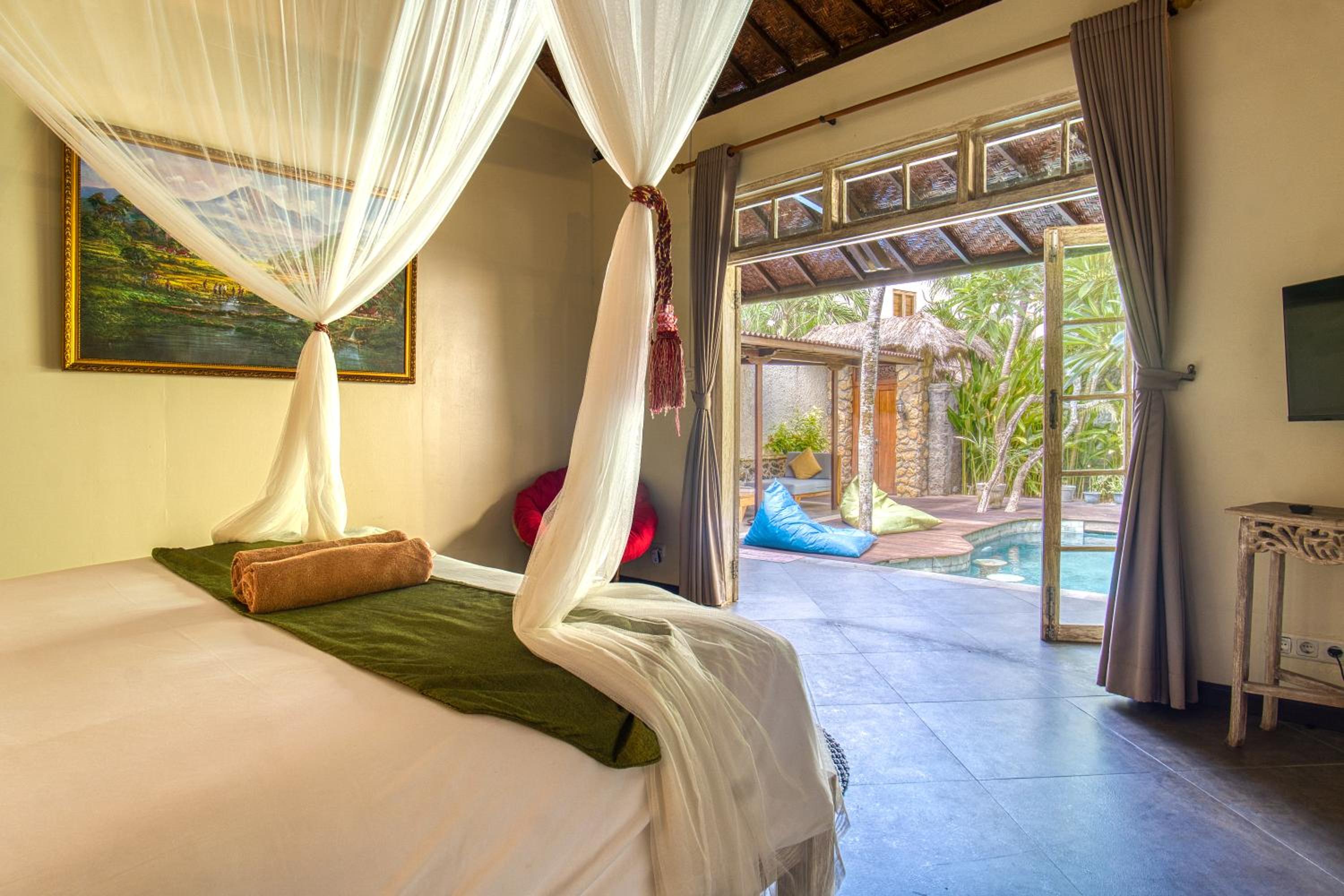 Elora Villa with Pool and Garden View