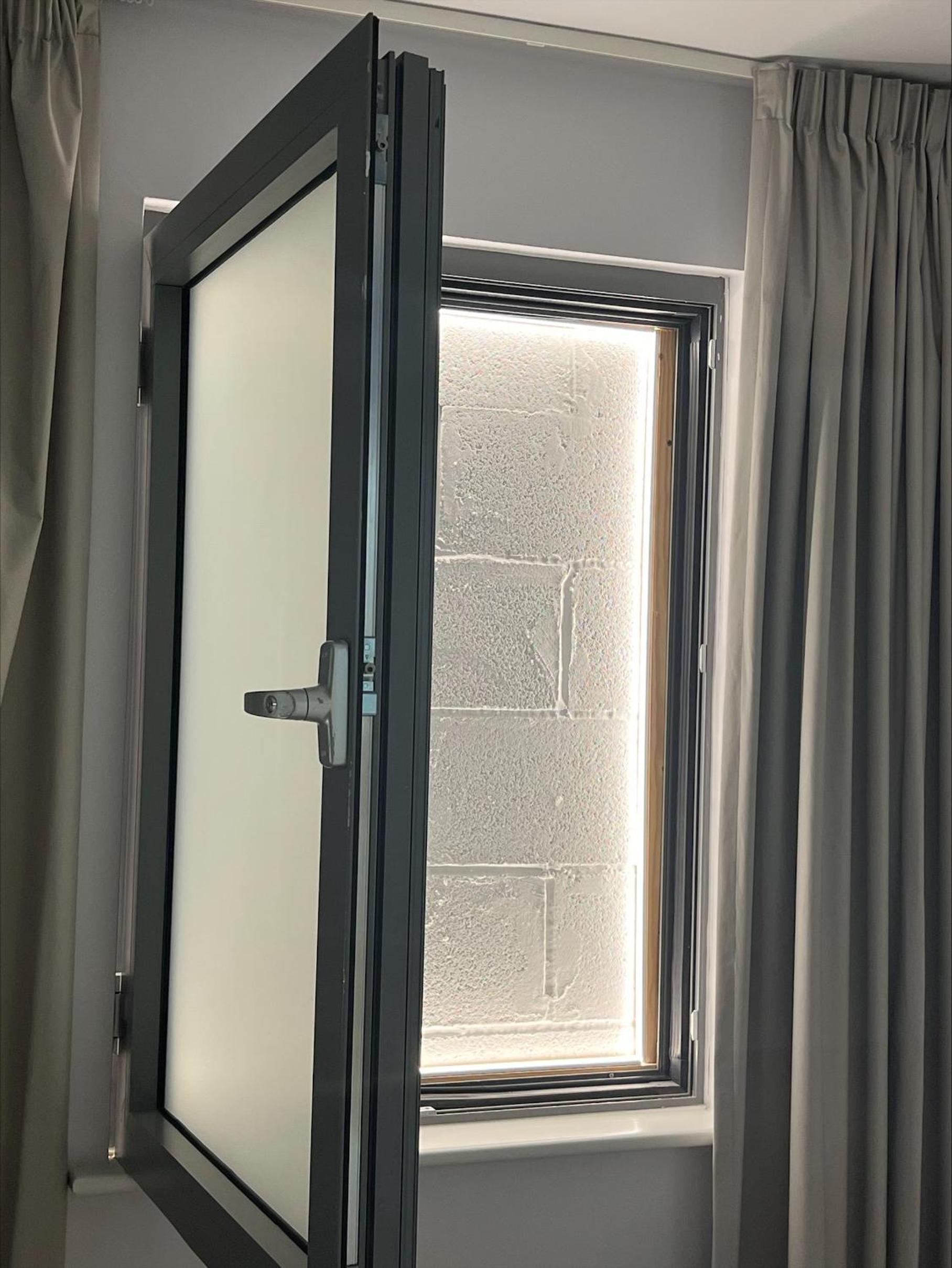 Twin Room (No Window) - Photo 3