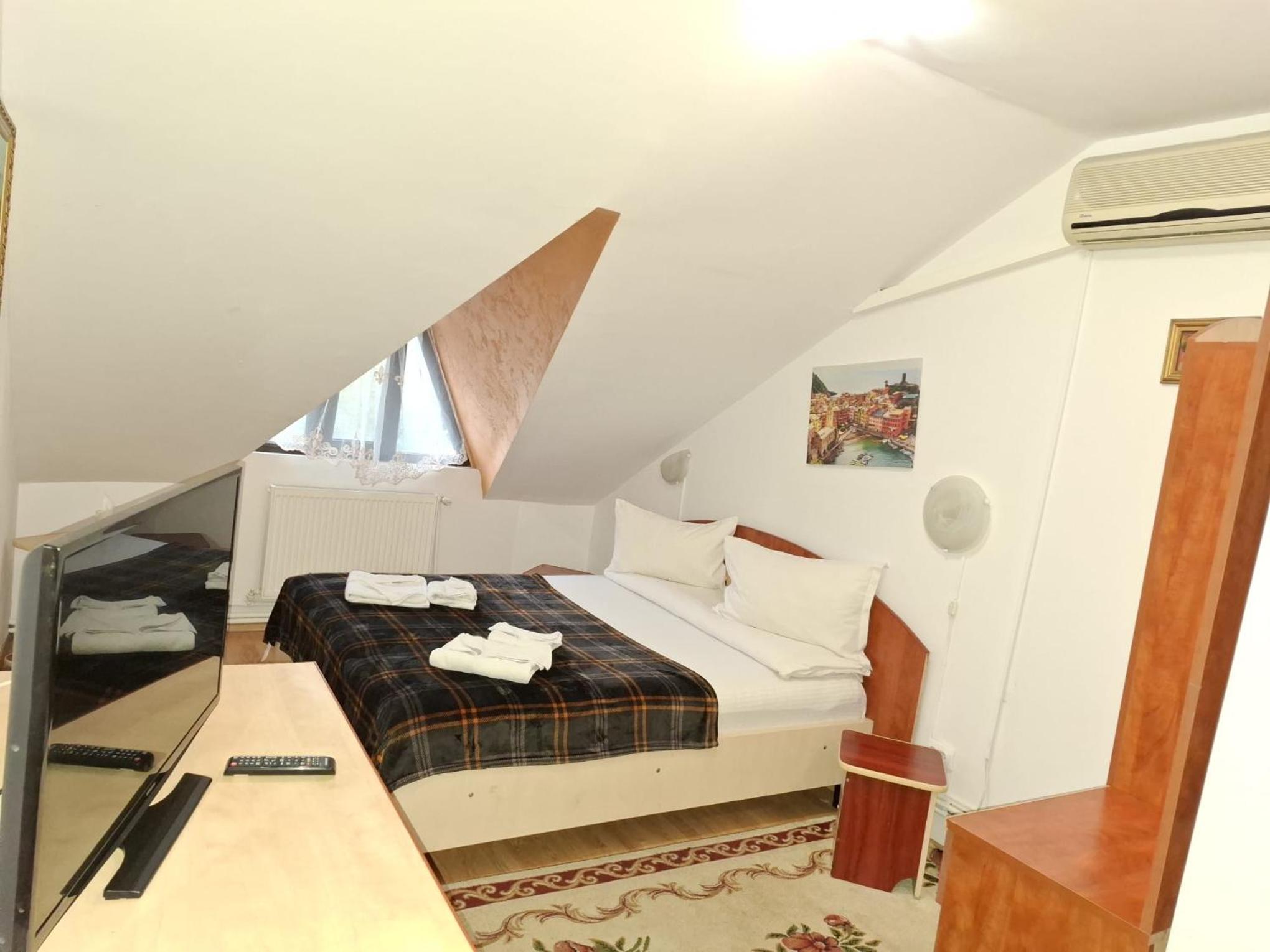 Double Room - Photo 8