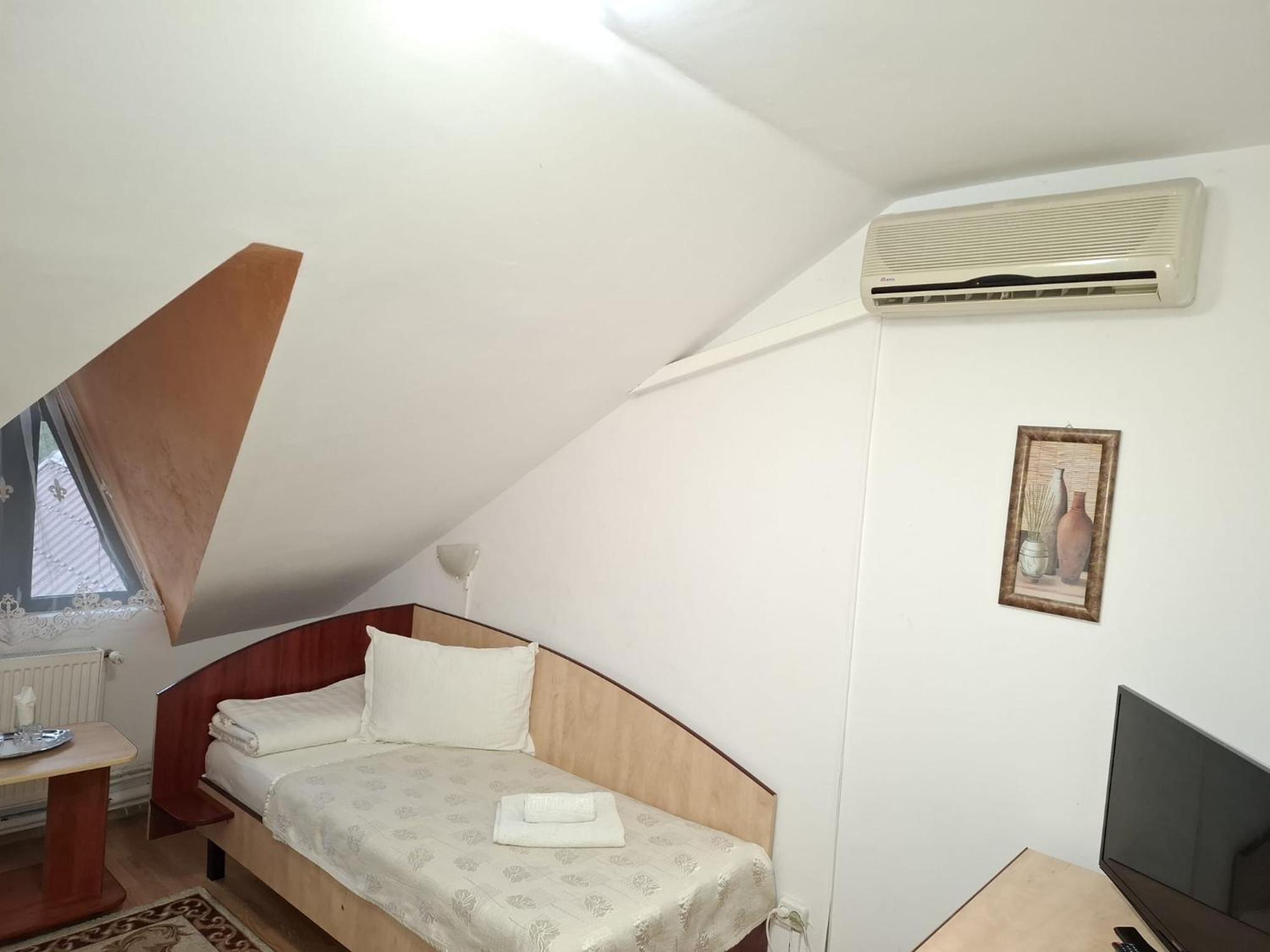 Double Room - Photo 7