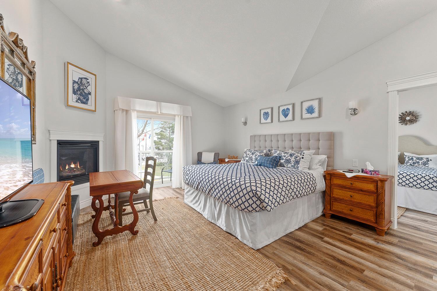 Deluxe Queen Suite