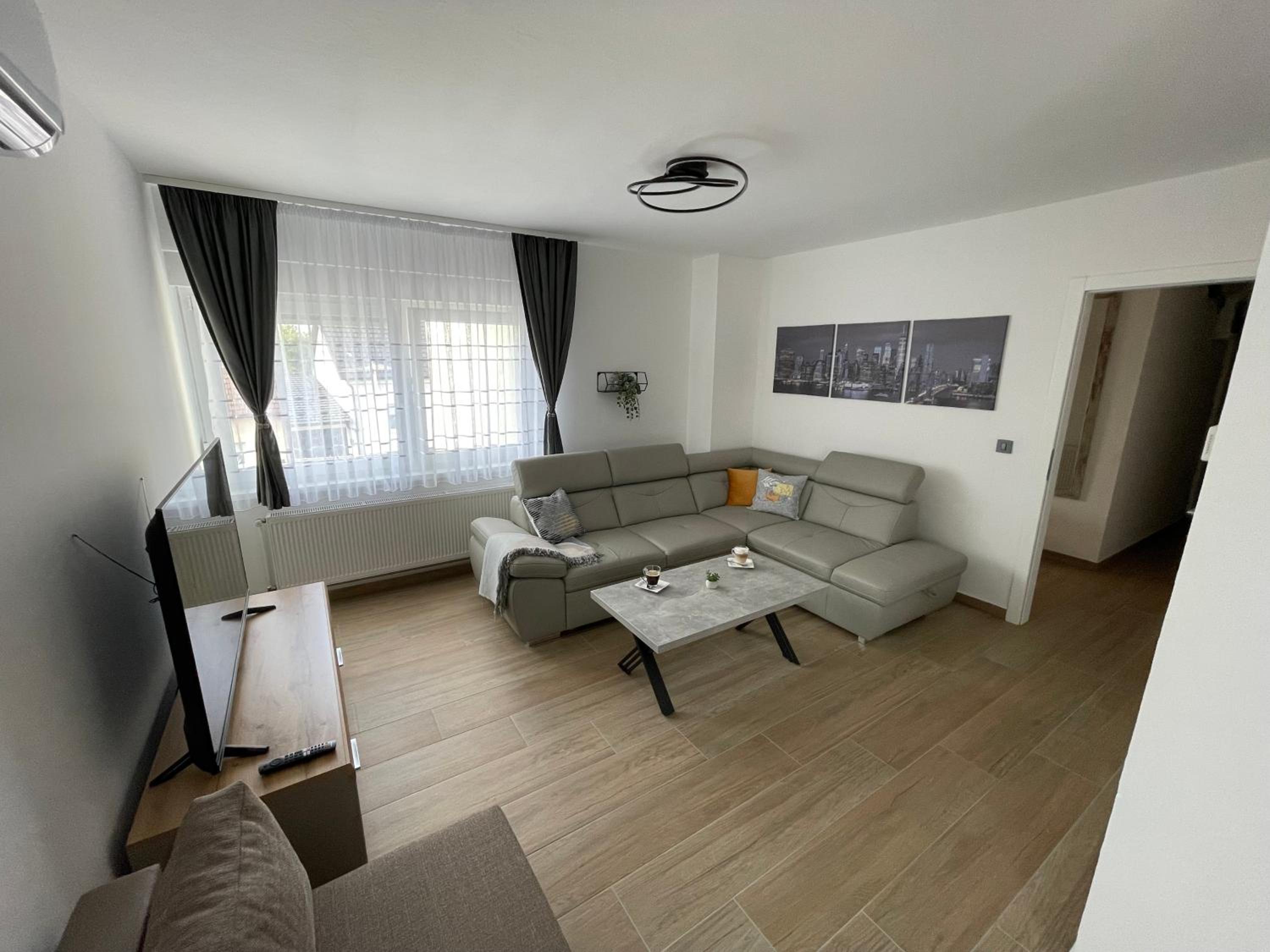 One-Bedroom Apartment photo 1