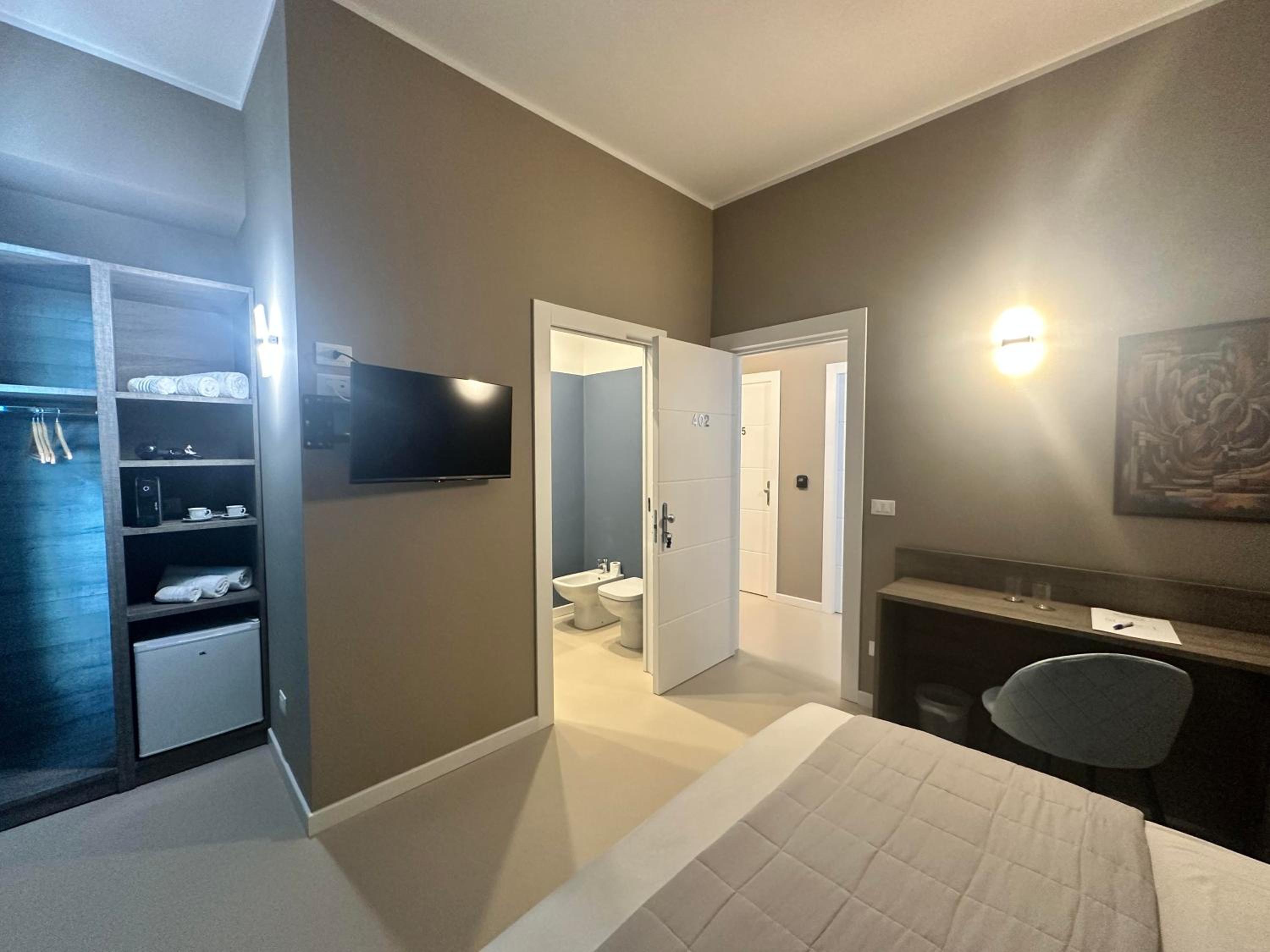 Deluxe Double Room with Side Sea View photo 2