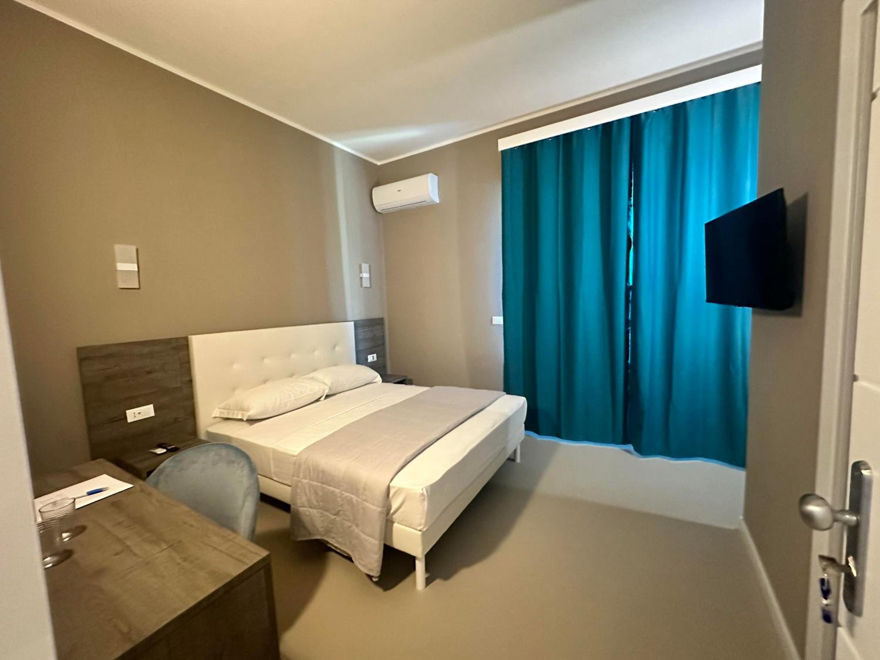 Deluxe Double Room with Side Sea View photo 1