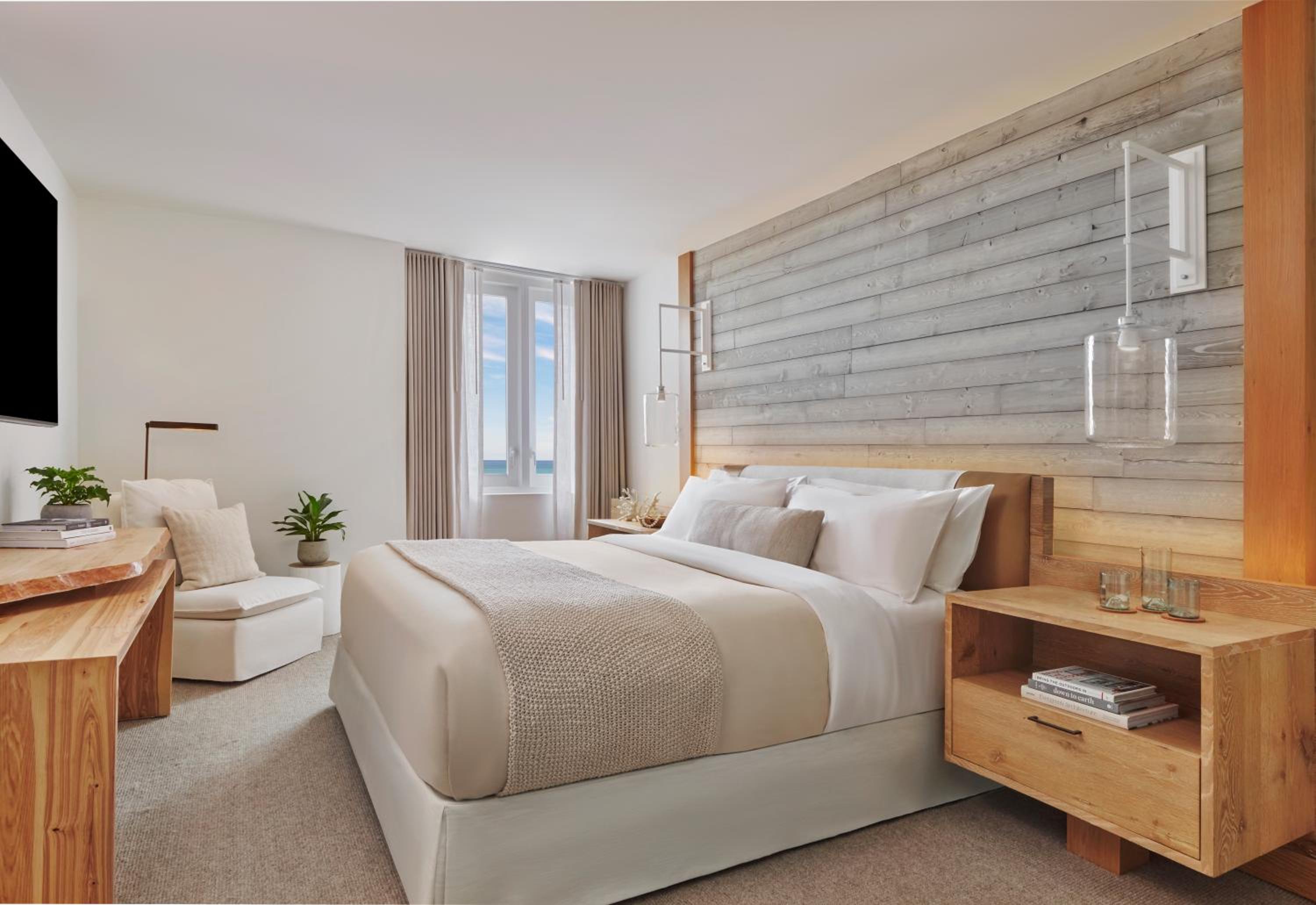 One Bedroom Suite with One King Bed and Balcony (Non Smoking)