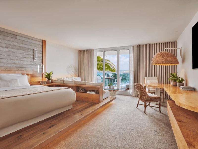 King Room with One King Bed and Balcony (Non Smoking)