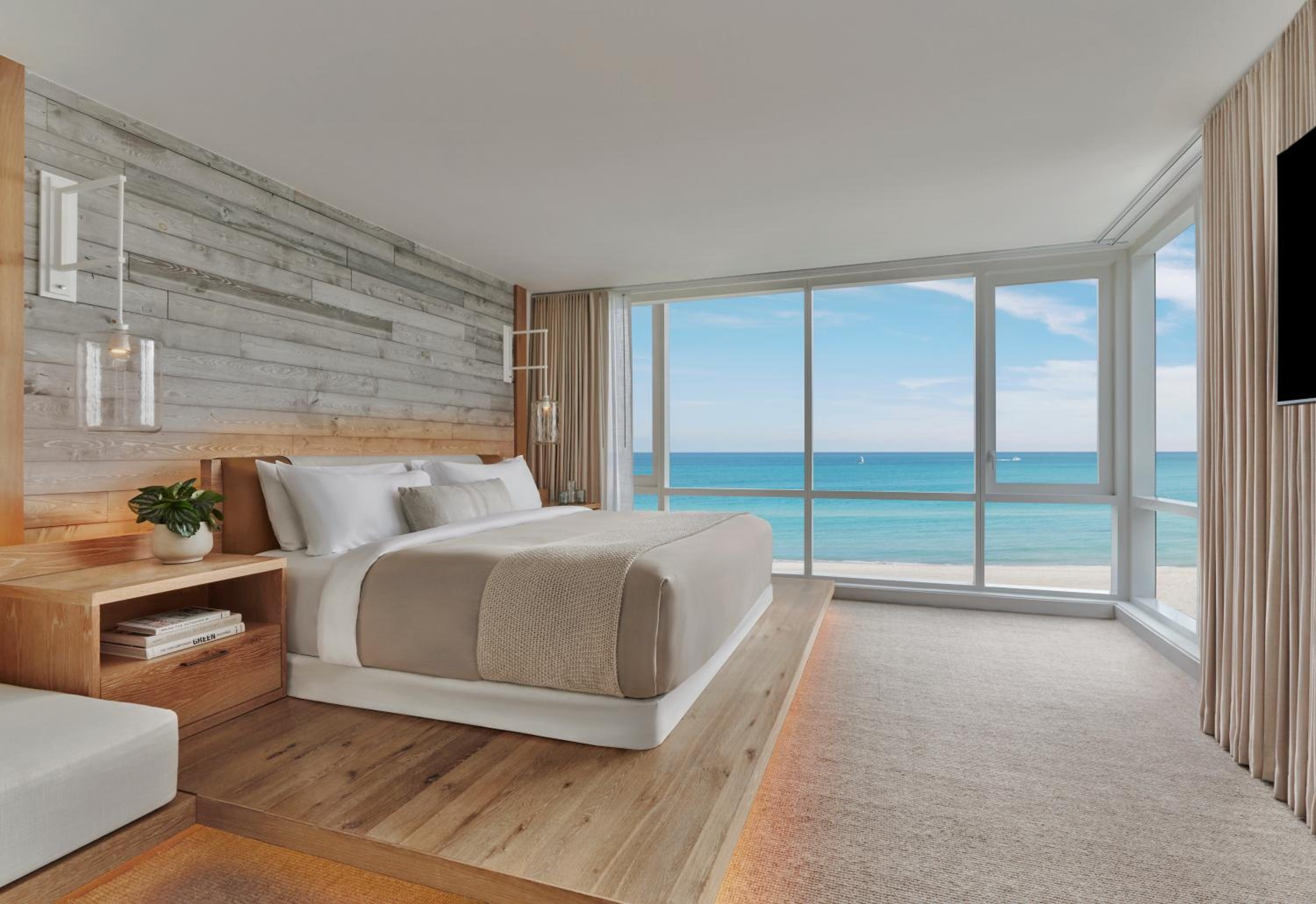 Two-Bedroom Suite with Balcony - Oceanfront thumbnail 6