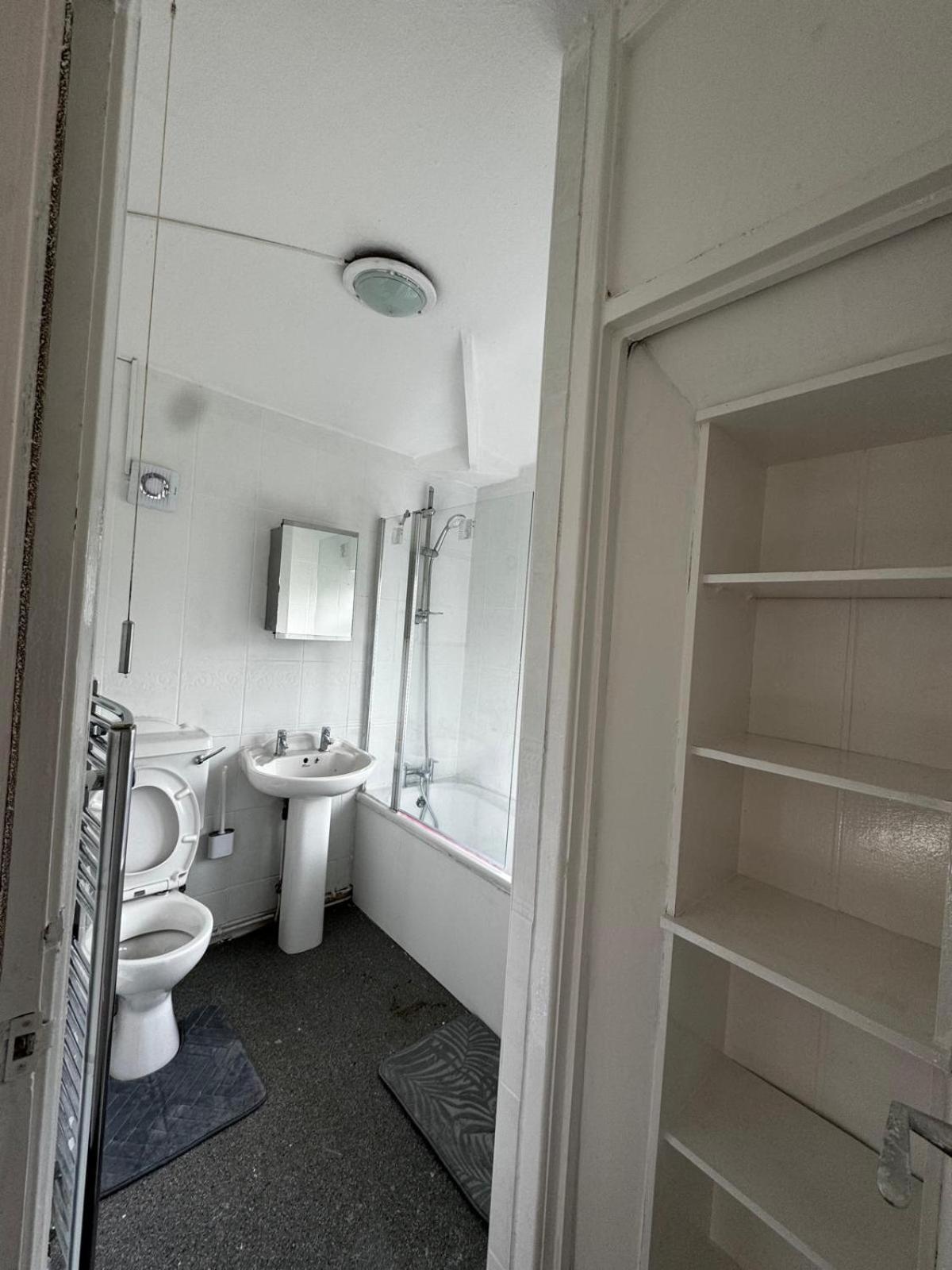 Double Room With Shared Bathroom photo 2
