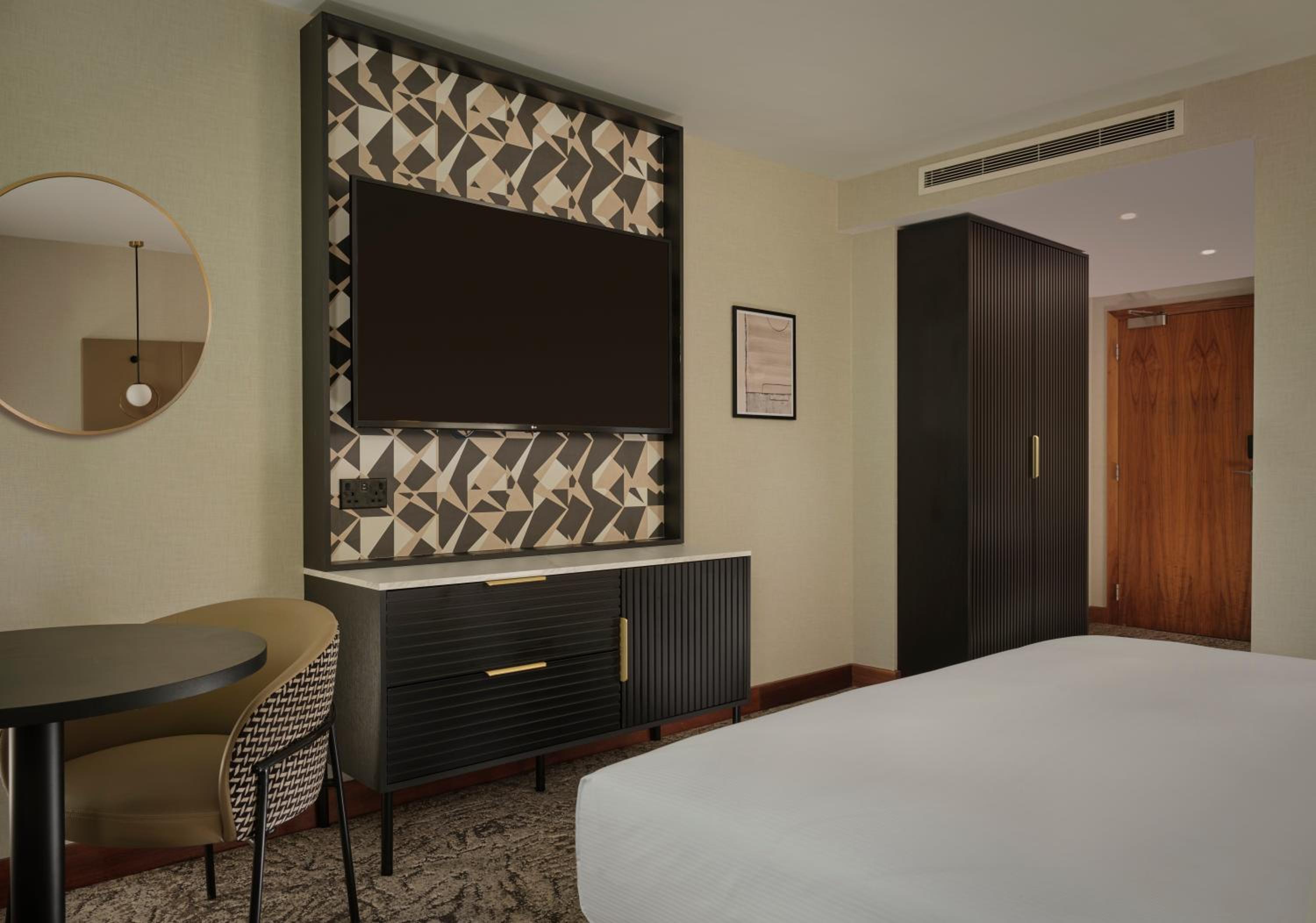 King Guest Room - Photo 8