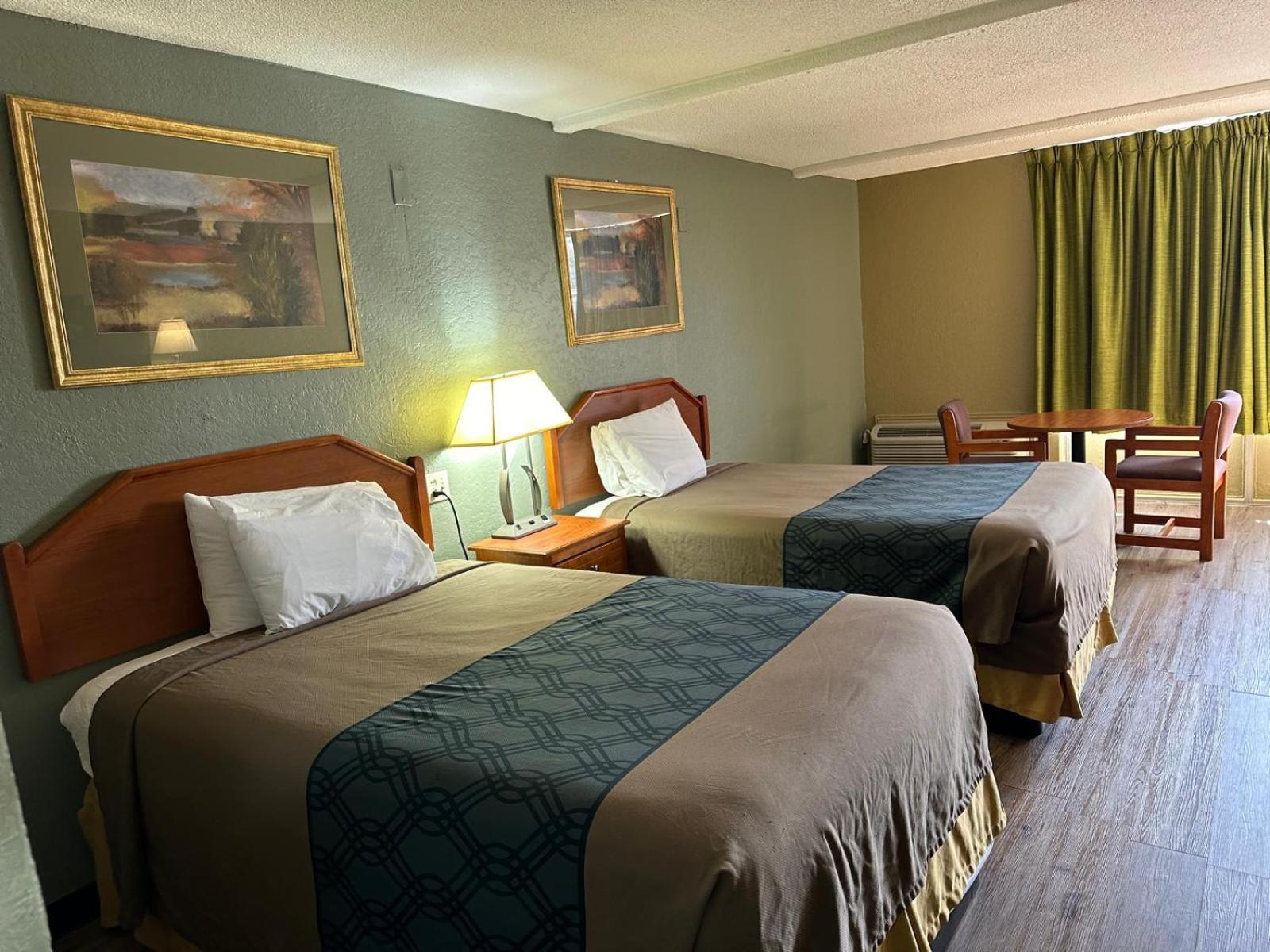 Double Room with Two Double Beds - Smoking - Photo 3