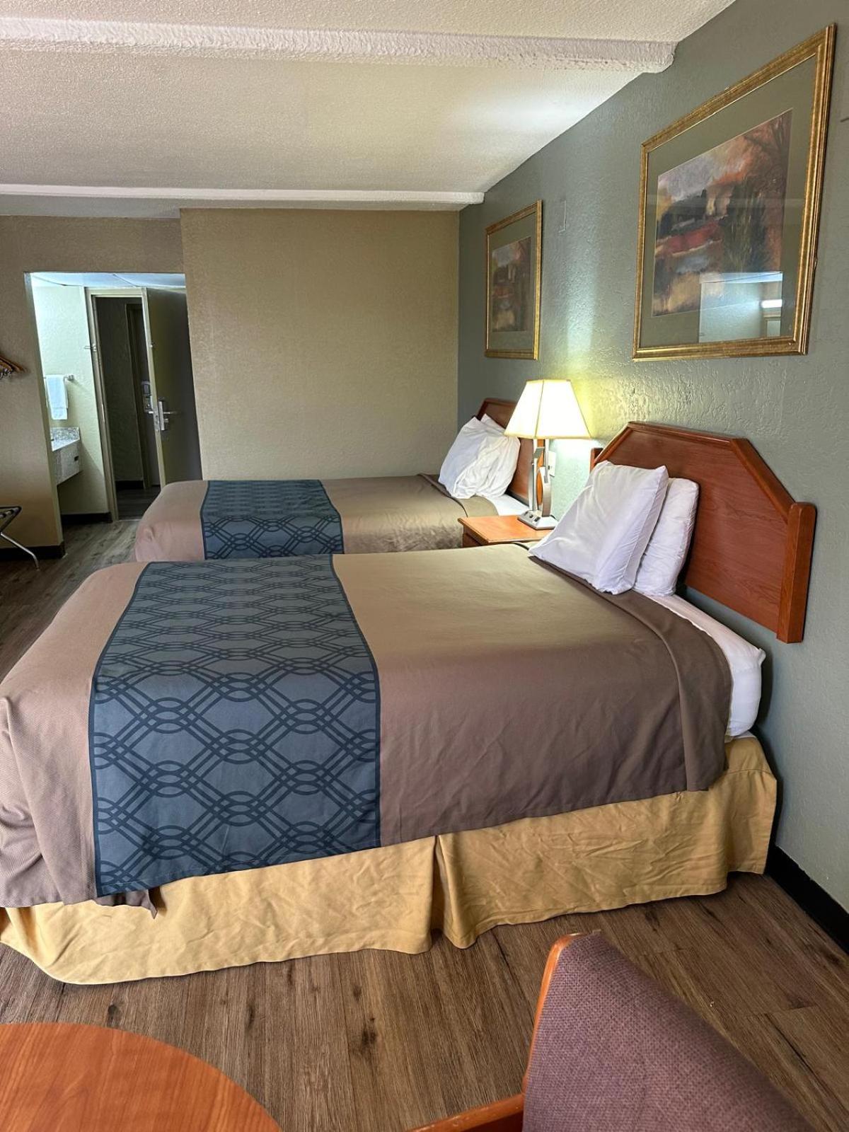 Double Room with Two Double Beds - Smoking - Photo 1
