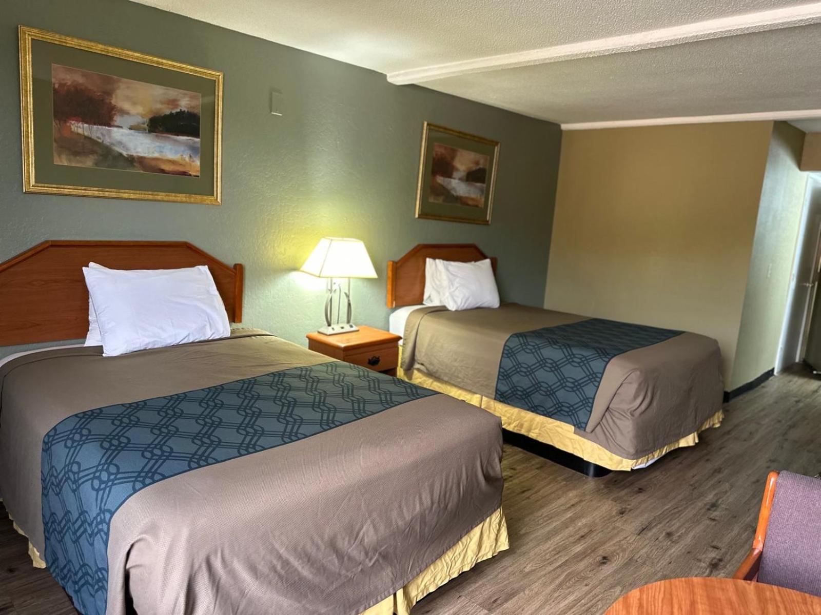 Double Room with Two Double Beds - Smoking - Photo 2
