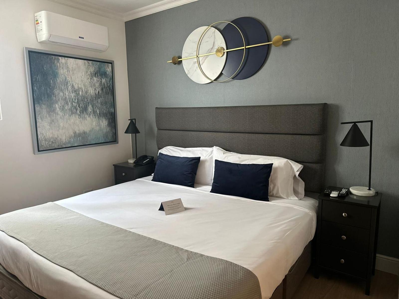 Deluxe King Room - Photo 7