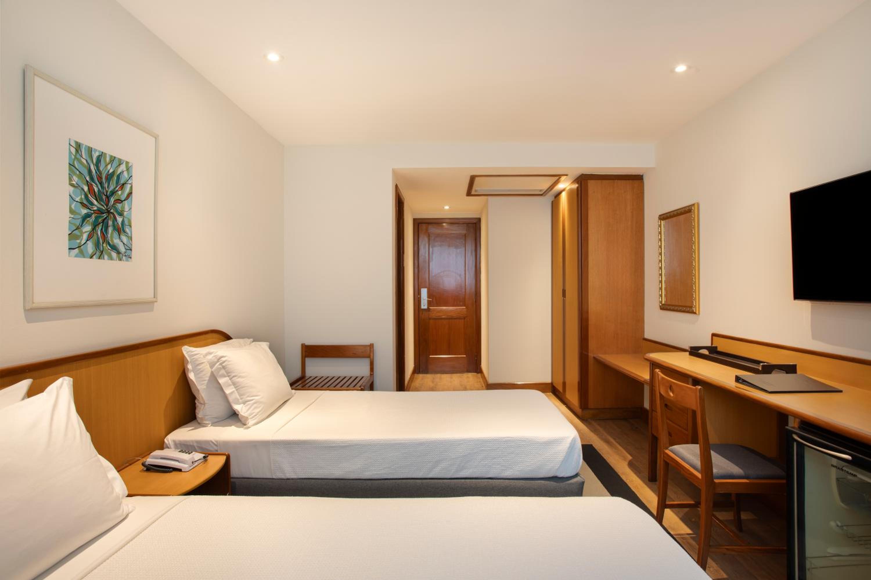 Quarto Superior Executivo com 2 Camas de Solteiro e Vista da Cidade