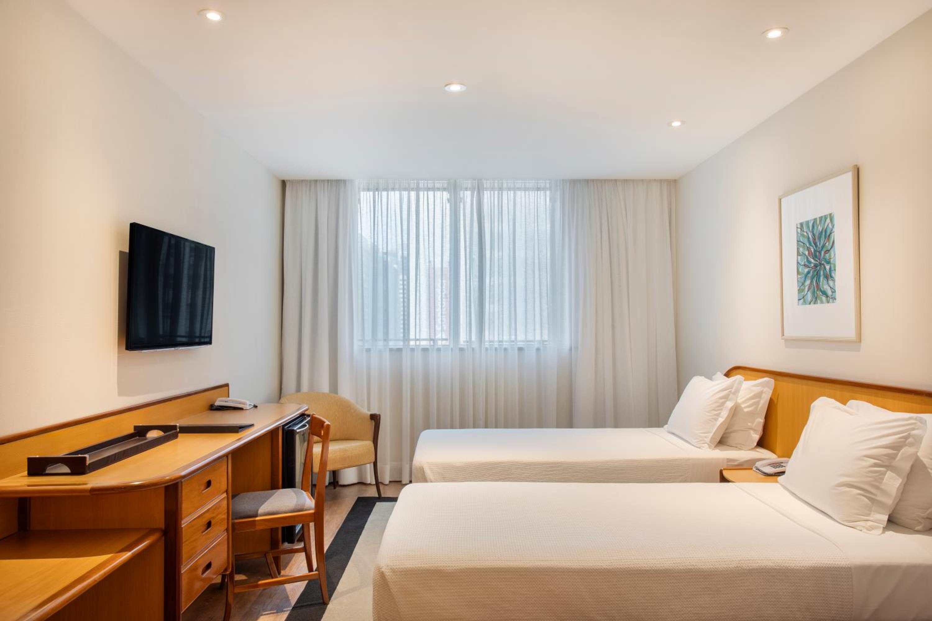 Quarto Superior Executivo com 2 Camas de Solteiro e Vista da Cidade