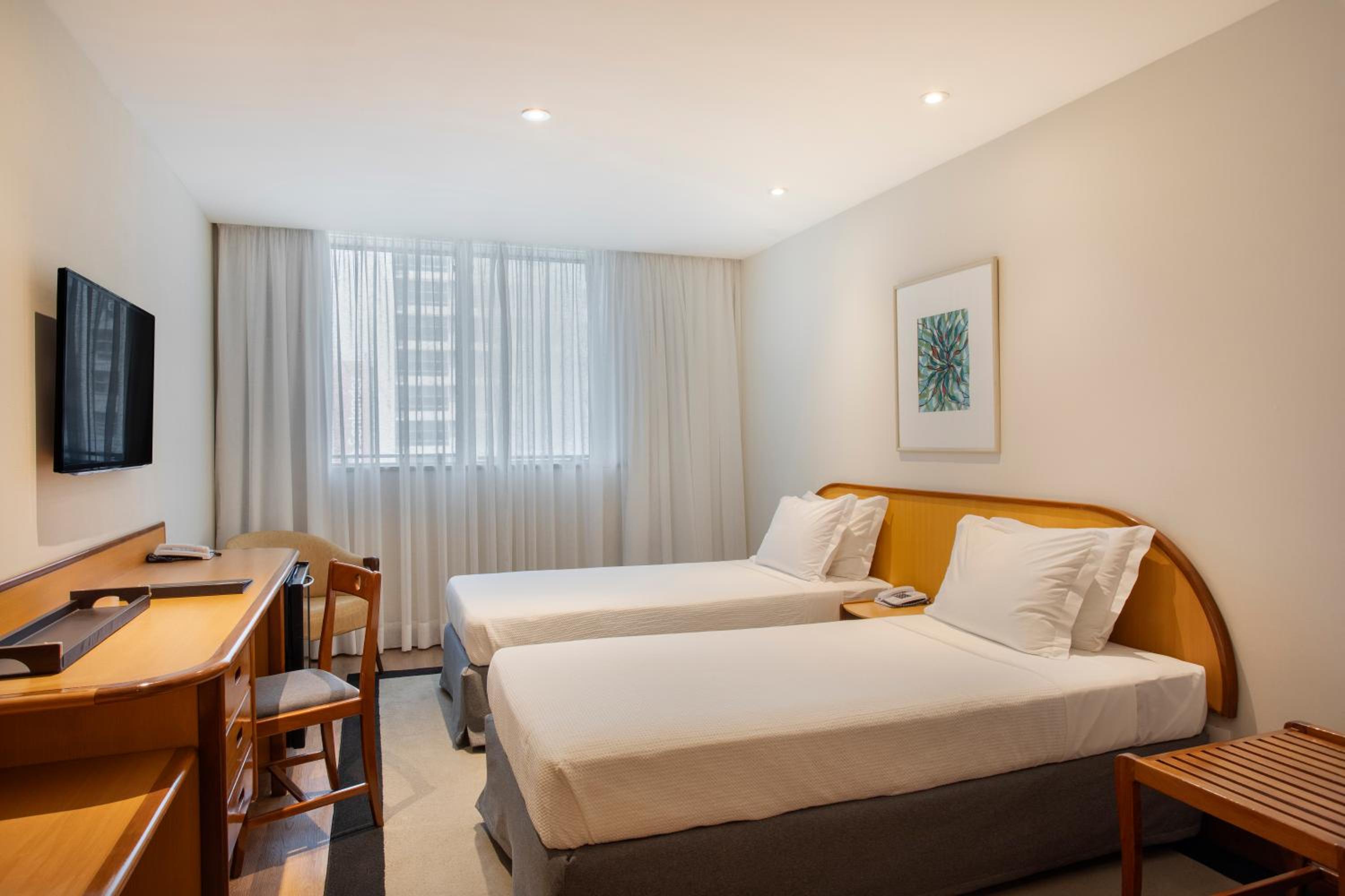 Quarto Superior Executivo com 2 Camas de Solteiro e Vista da Cidade