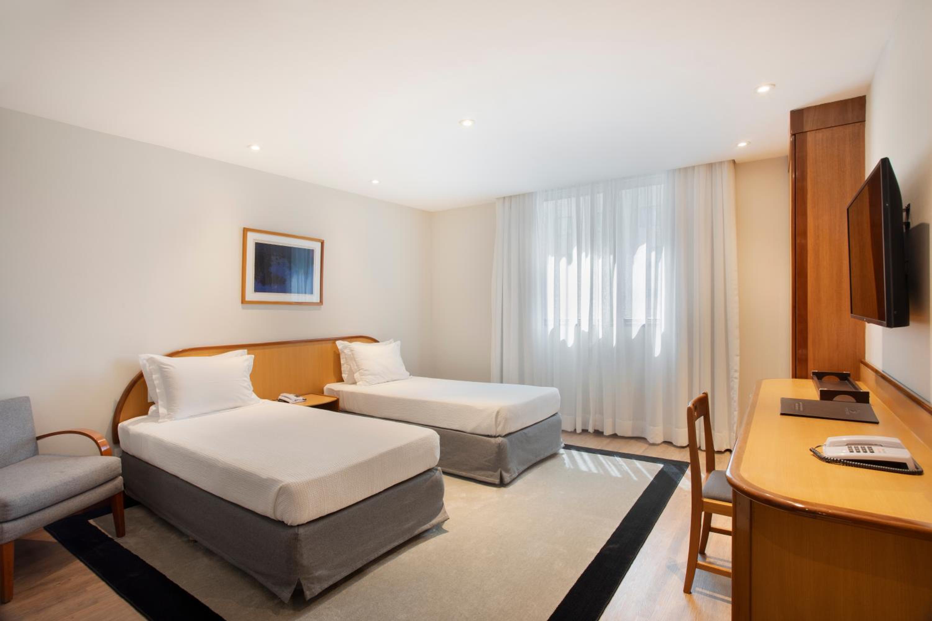 Quarto Luxo com 2 Camas de Solteiro e Vista da Cidade - Photo 2