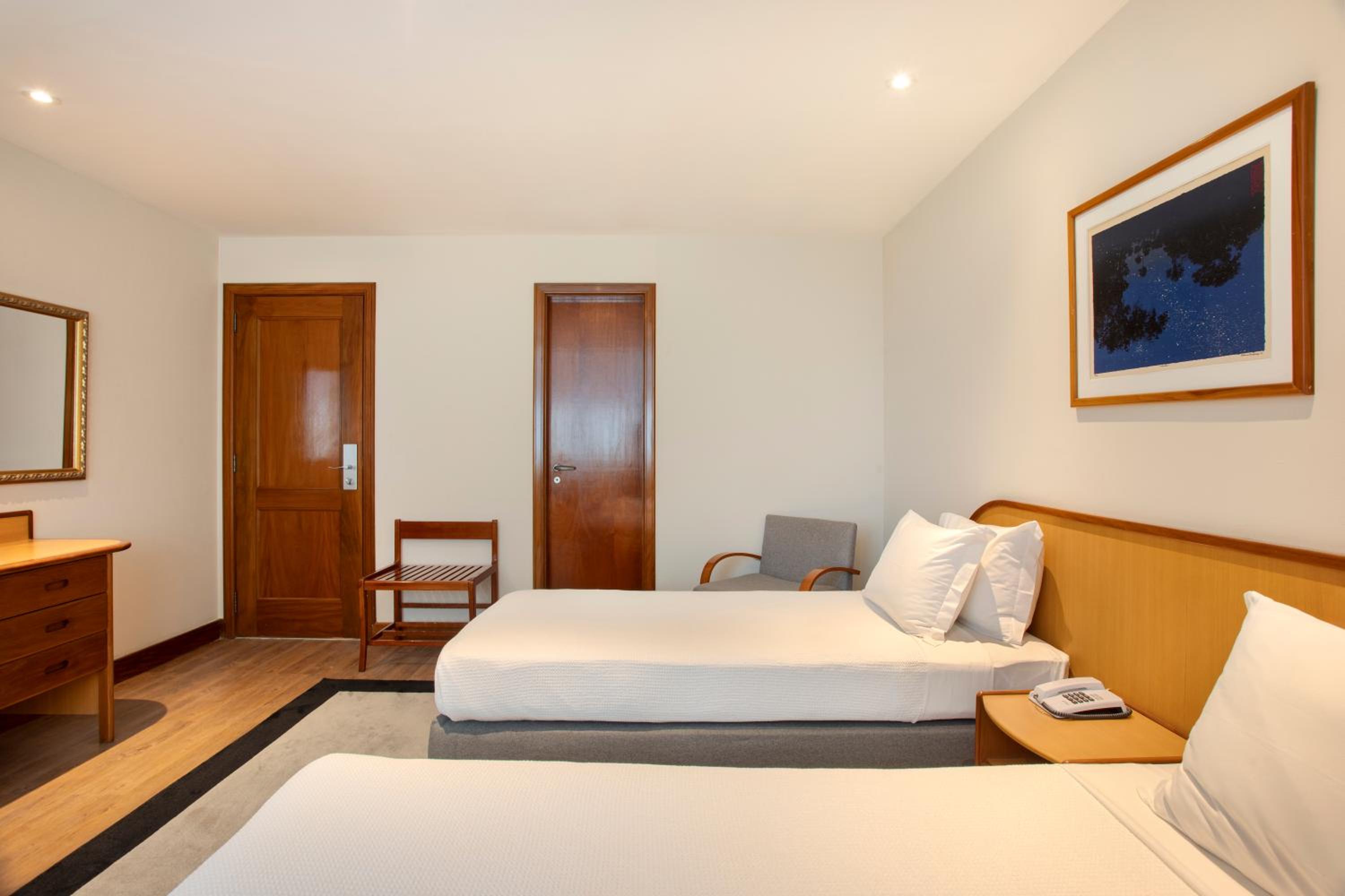 Quarto Luxo com 2 Camas de Solteiro e Vista da Cidade - Photo 3