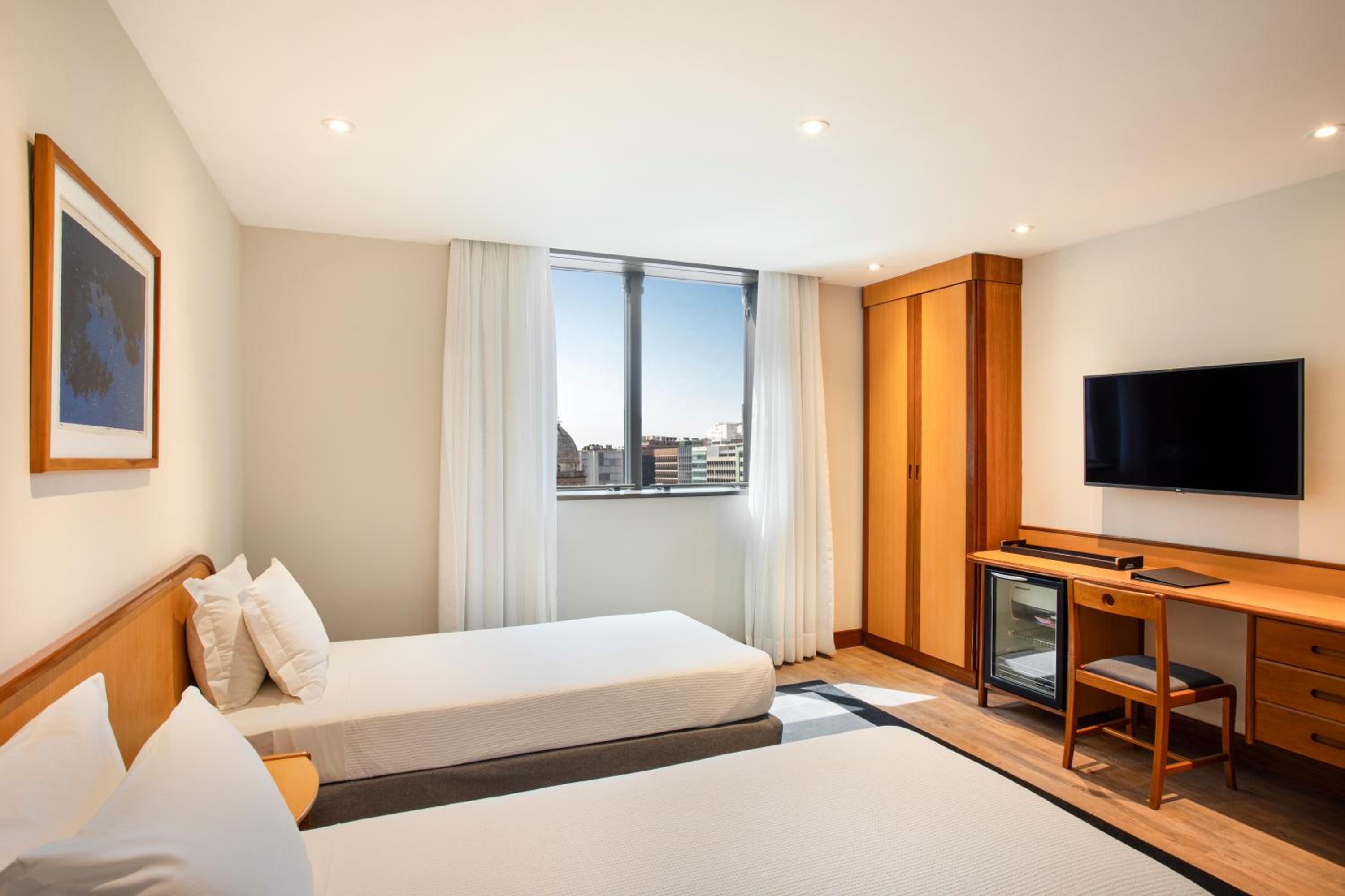 Quarto Luxo com 2 Camas de Solteiro e Vista da Cidade - Photo 1