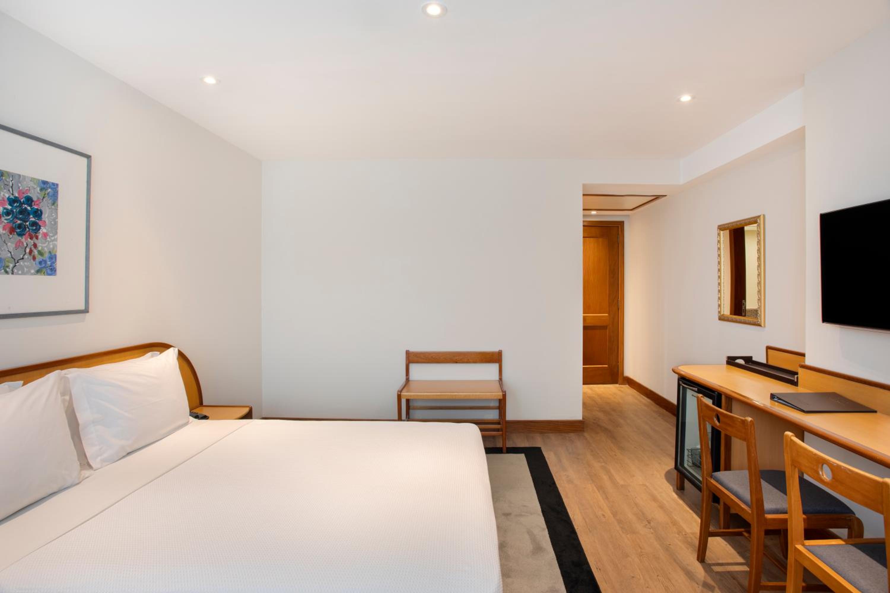 Quarto Luxo com Cama Casal e Vista da Cidade - Photo 2