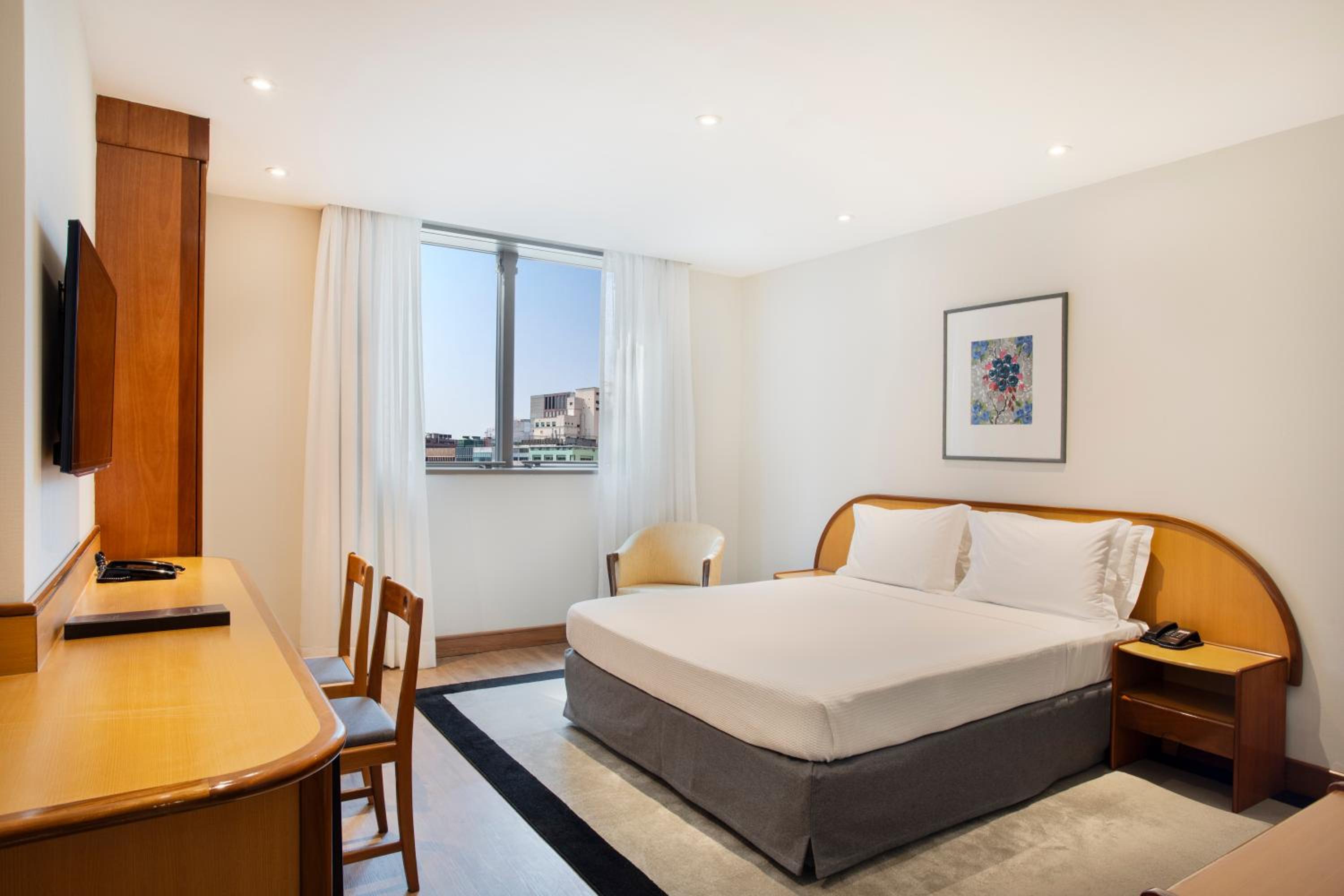 Quarto Luxo com Cama Casal e Vista da Cidade - Photo 1