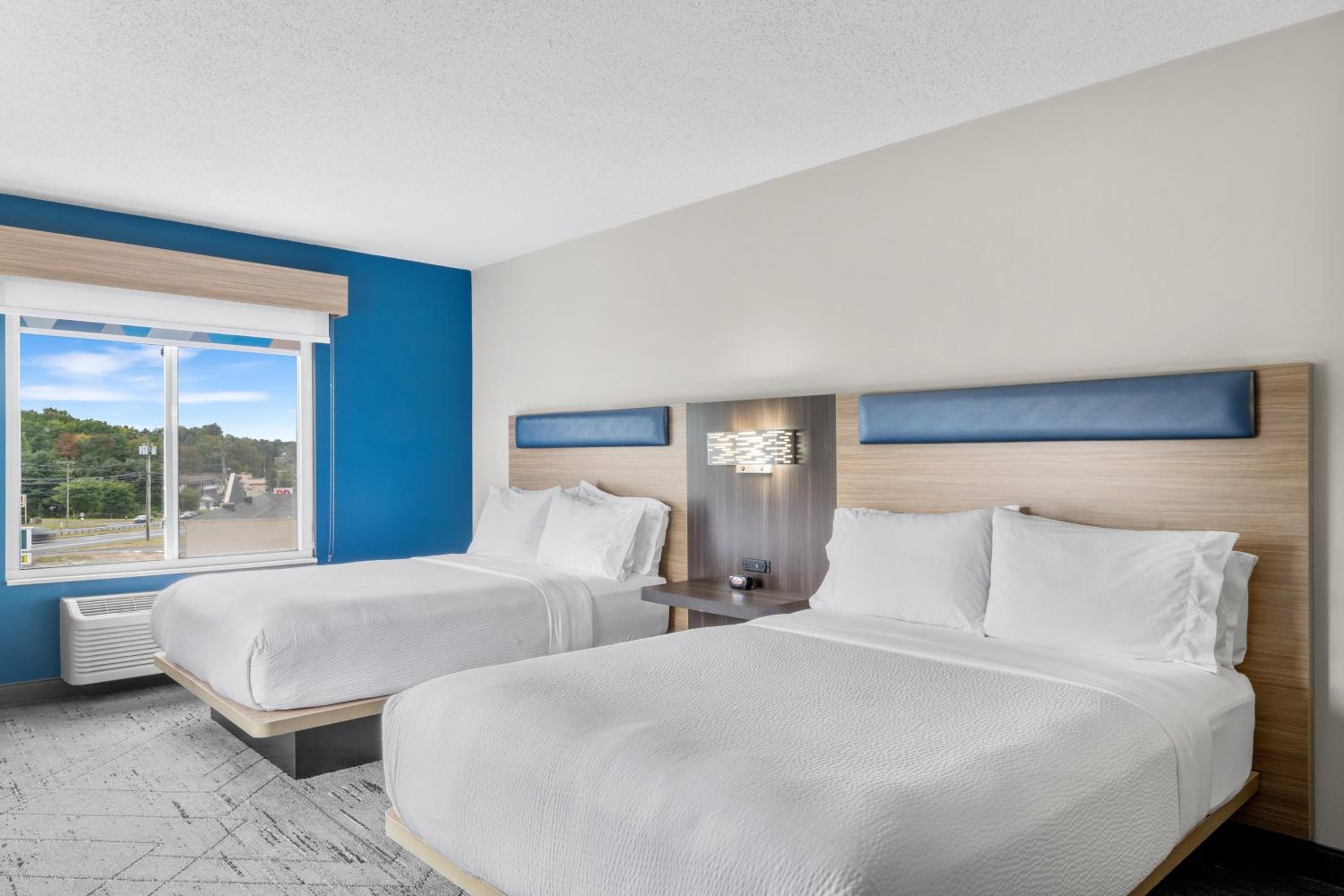 Standard Room with Two Queen Beds - Photo 6