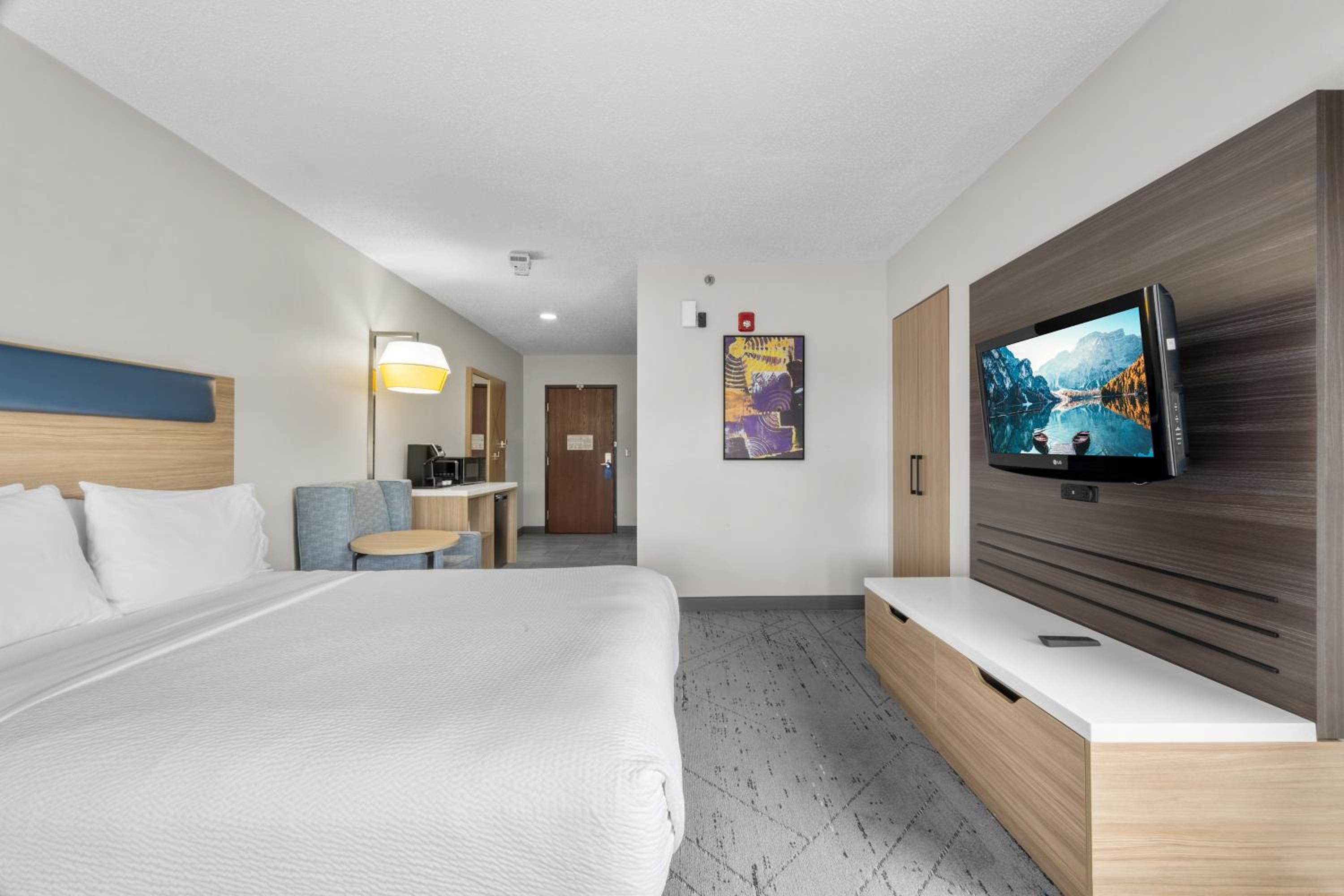 Standard King Room with Mobility Accessible Tub - Photo 2