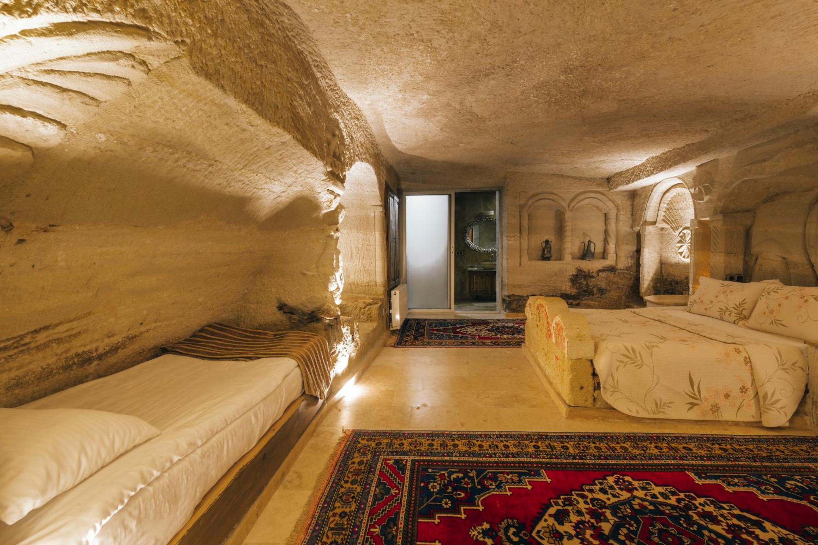 Deluxe Cave Room - Photo 36