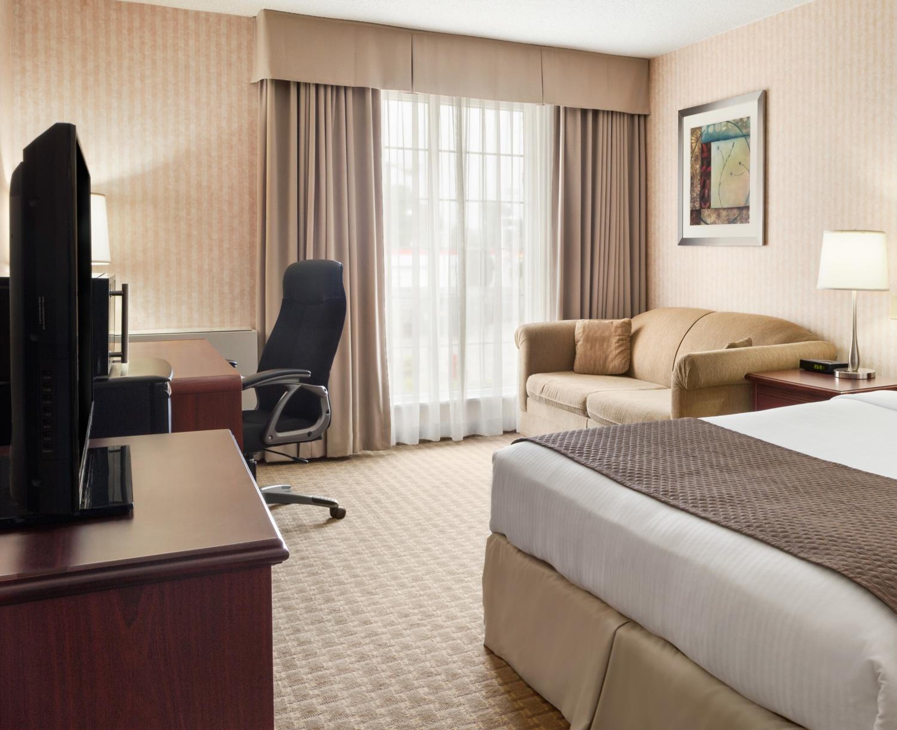 King Suite with Jetted Tub - Non-Smoking - Photo 3