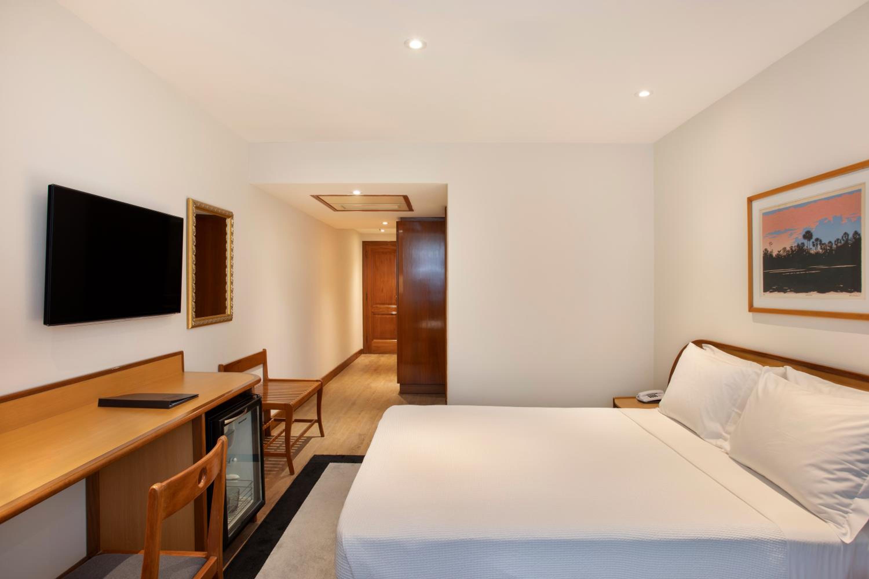 Quarto Superior Executivo com Cama Casal e Vista da Cidade