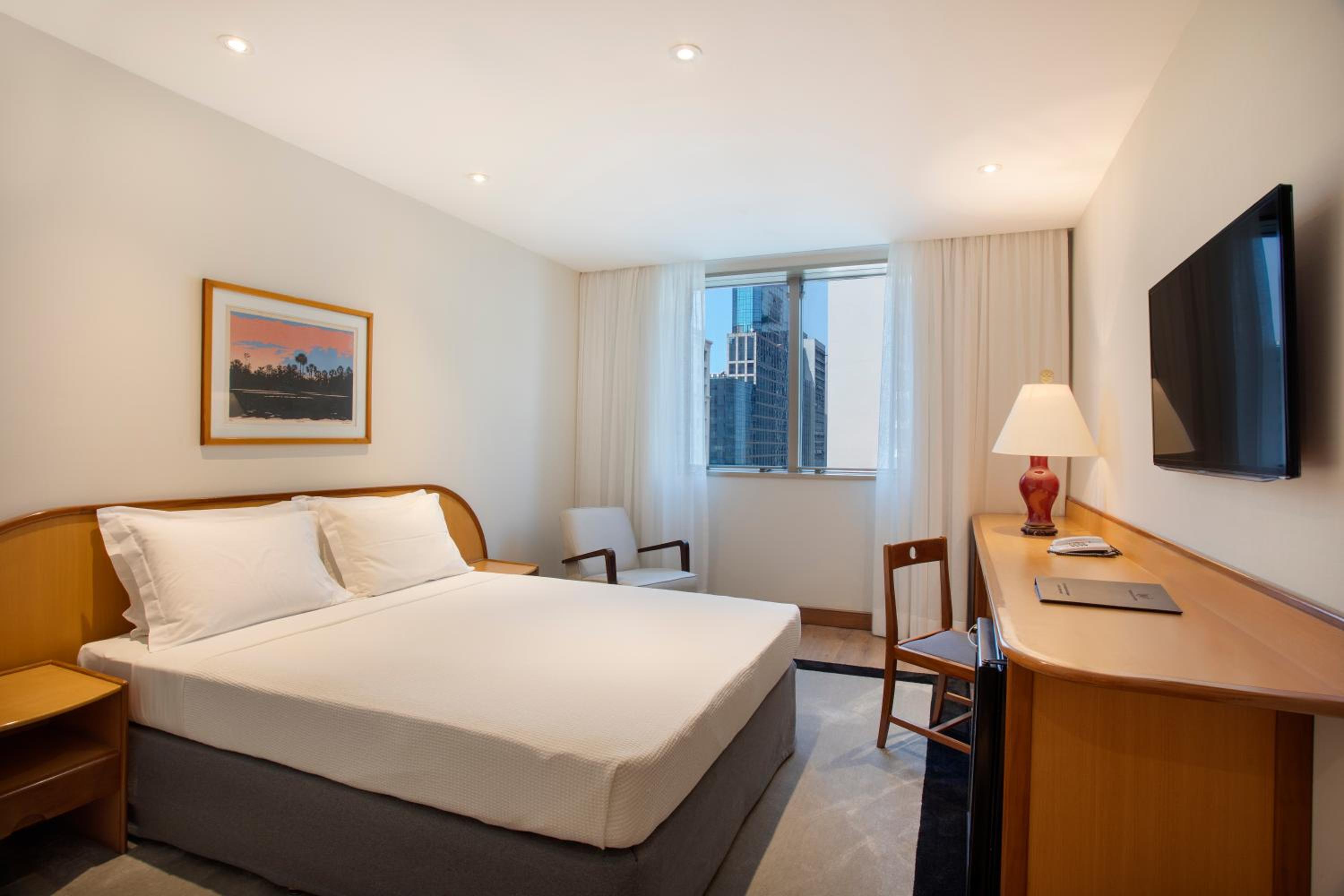 Quarto Superior Executivo com Cama Casal e Vista da Cidade