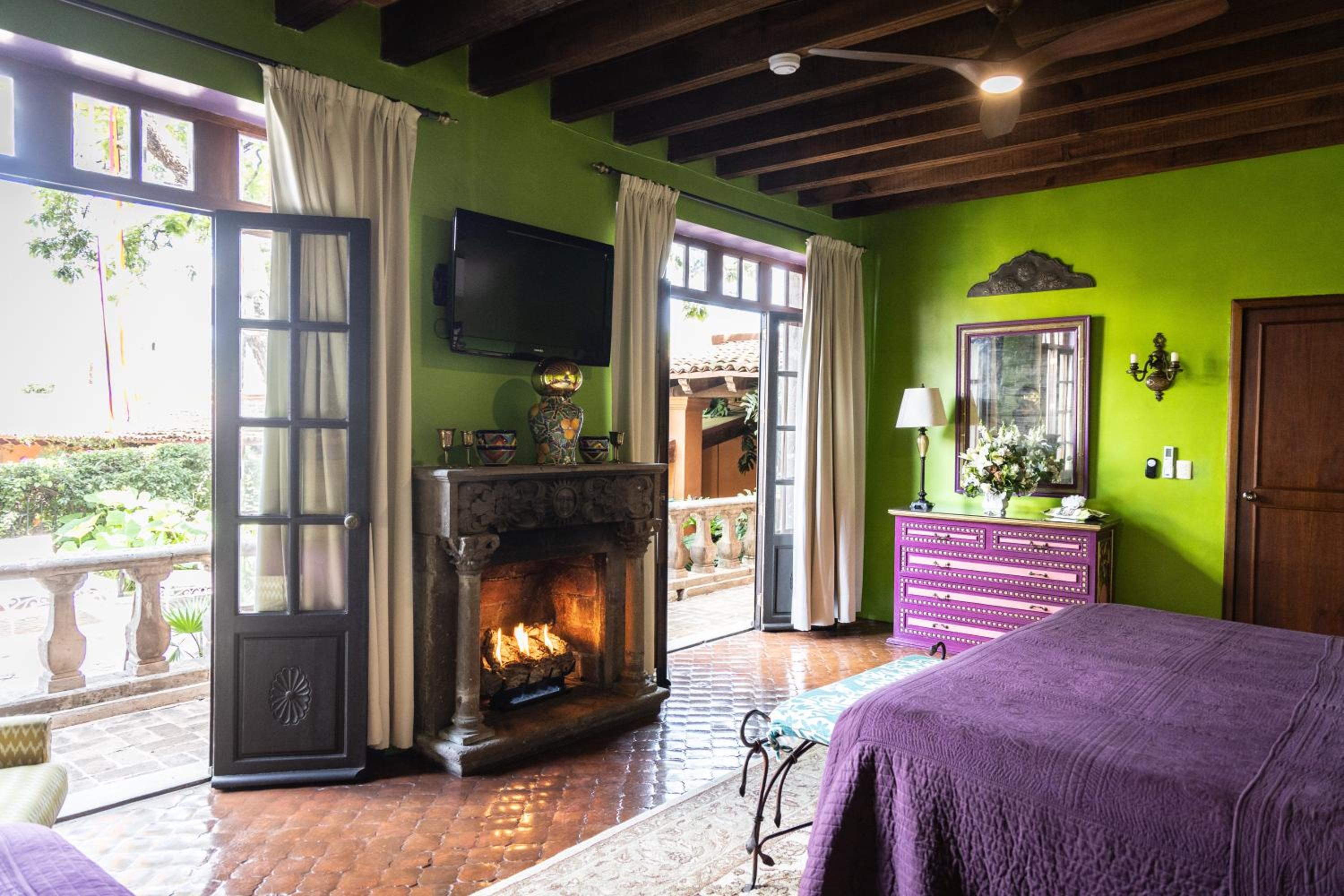 Suite - Photo 1