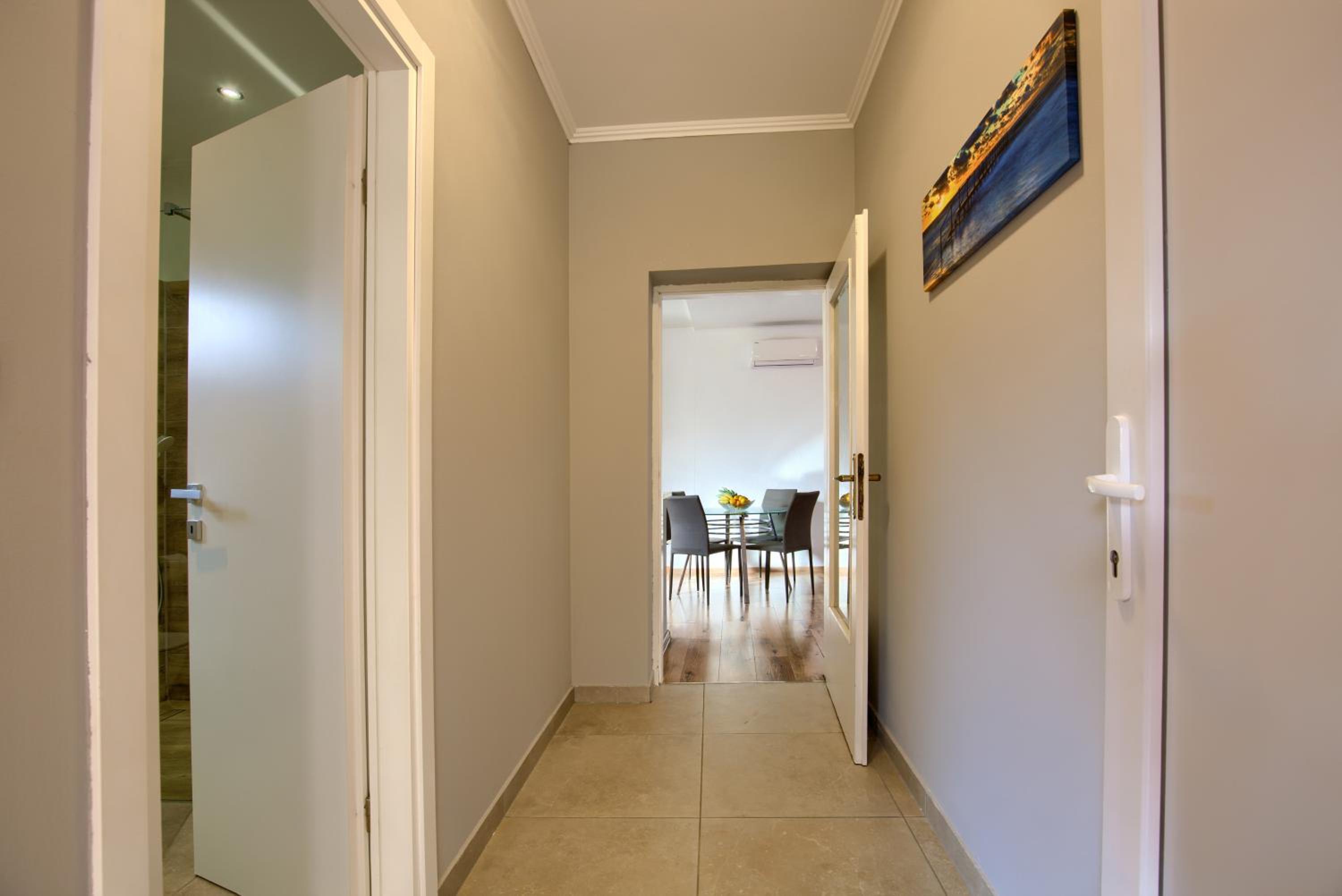 One-Bedroom Apartment photo 1