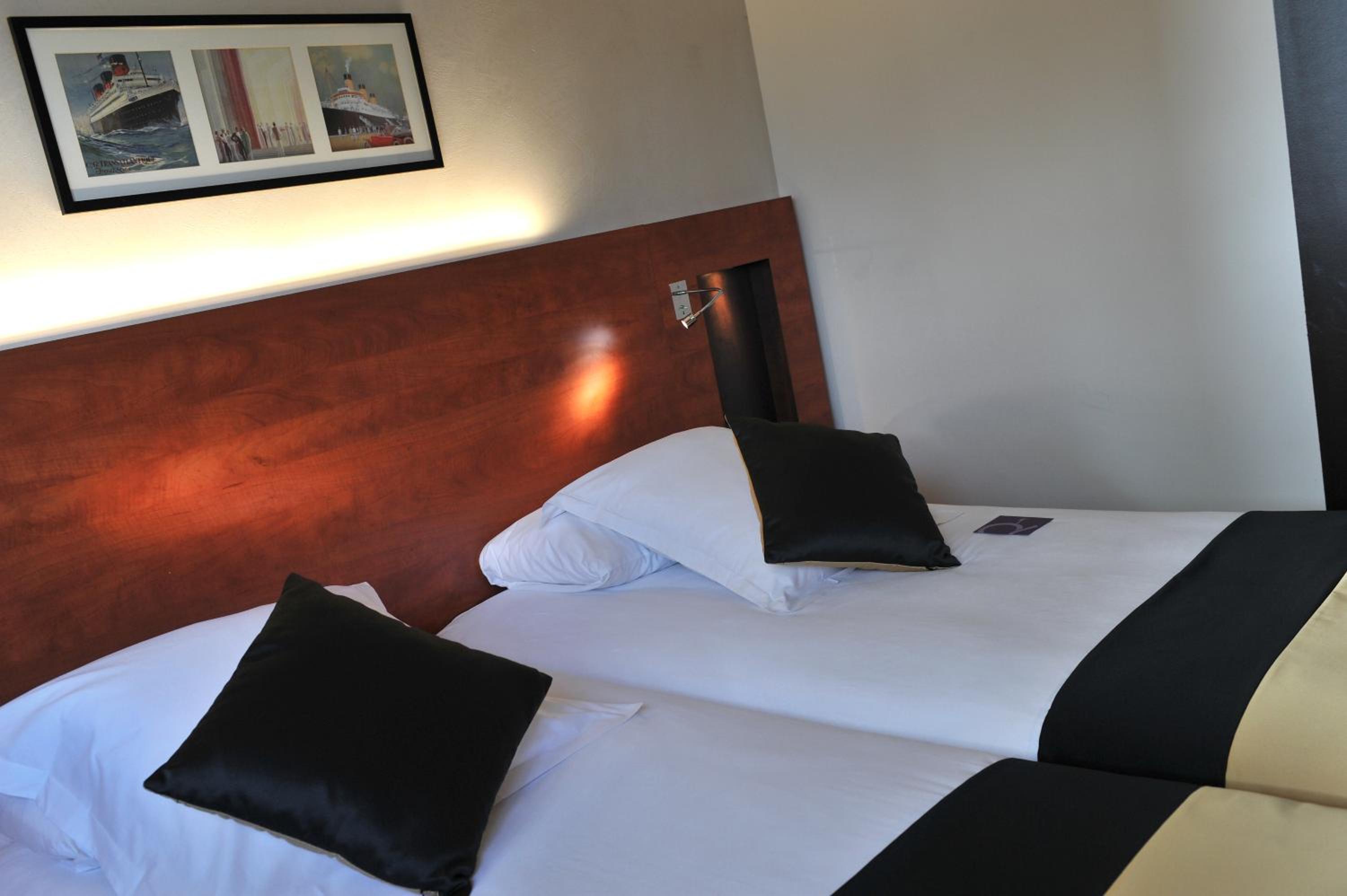 Standard Twin Room - Photo 3
