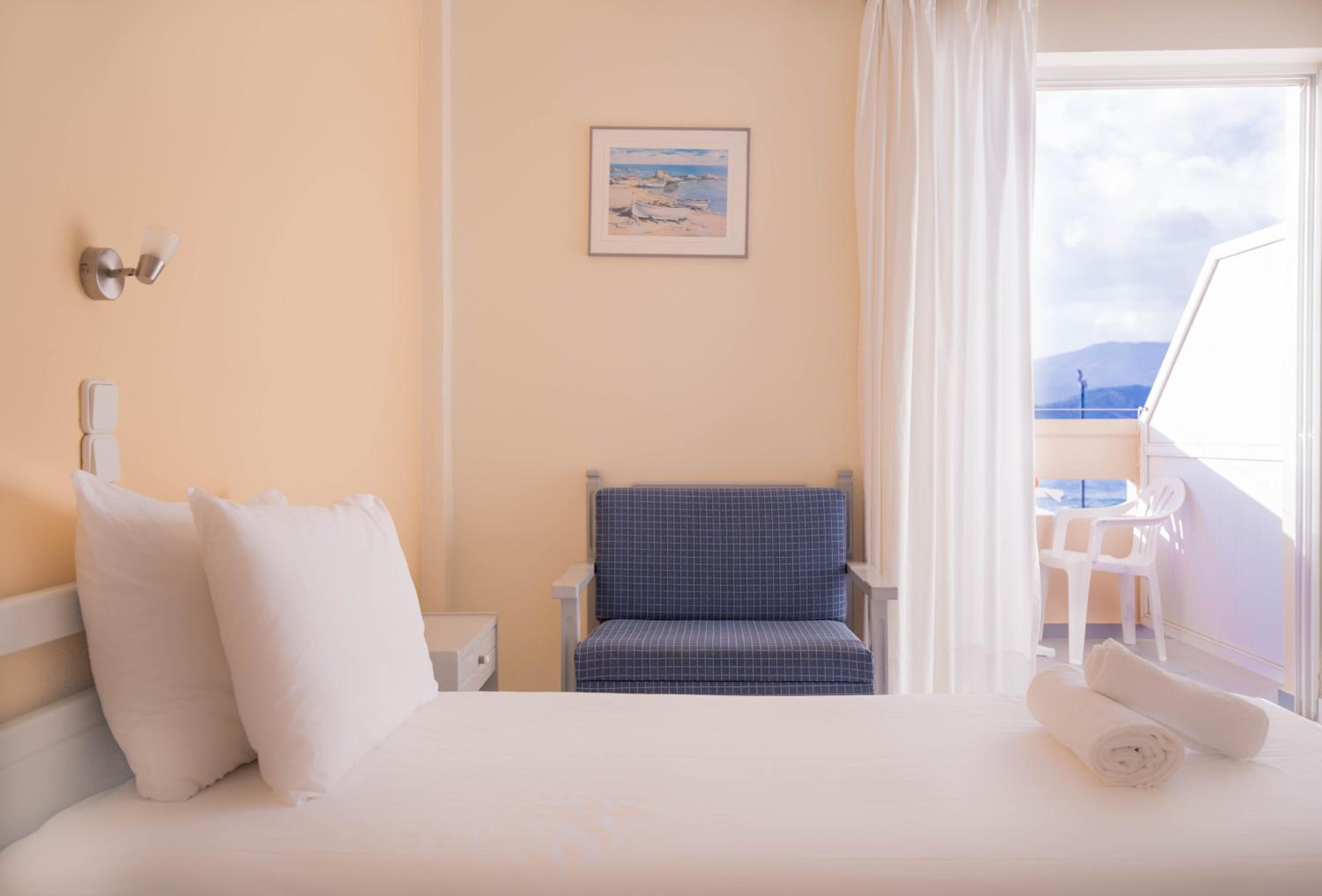 Double or Twin Room with Side Sea View - Photo 4