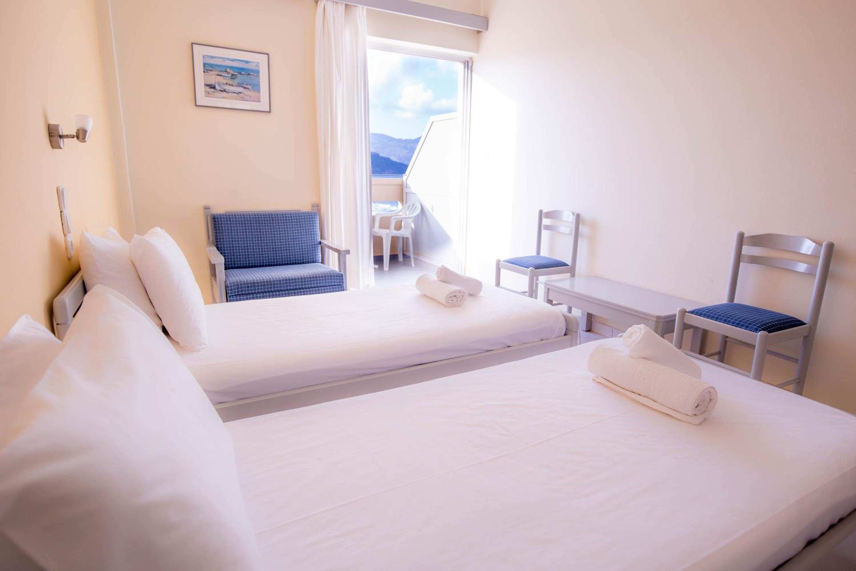 Double or Twin Room with Side Sea View - Photo 10