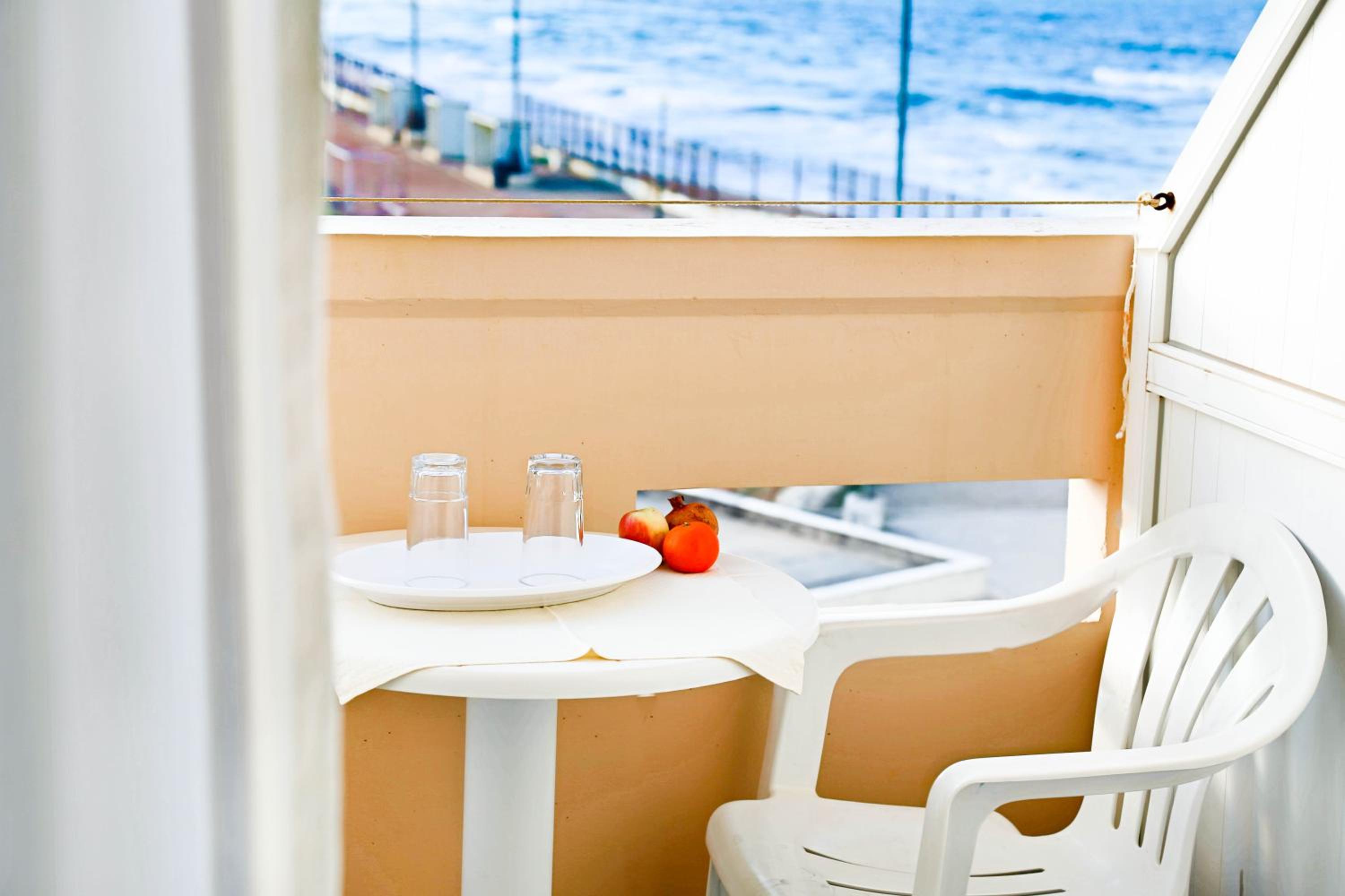 Double or Twin Room with Side Sea View - Photo 2