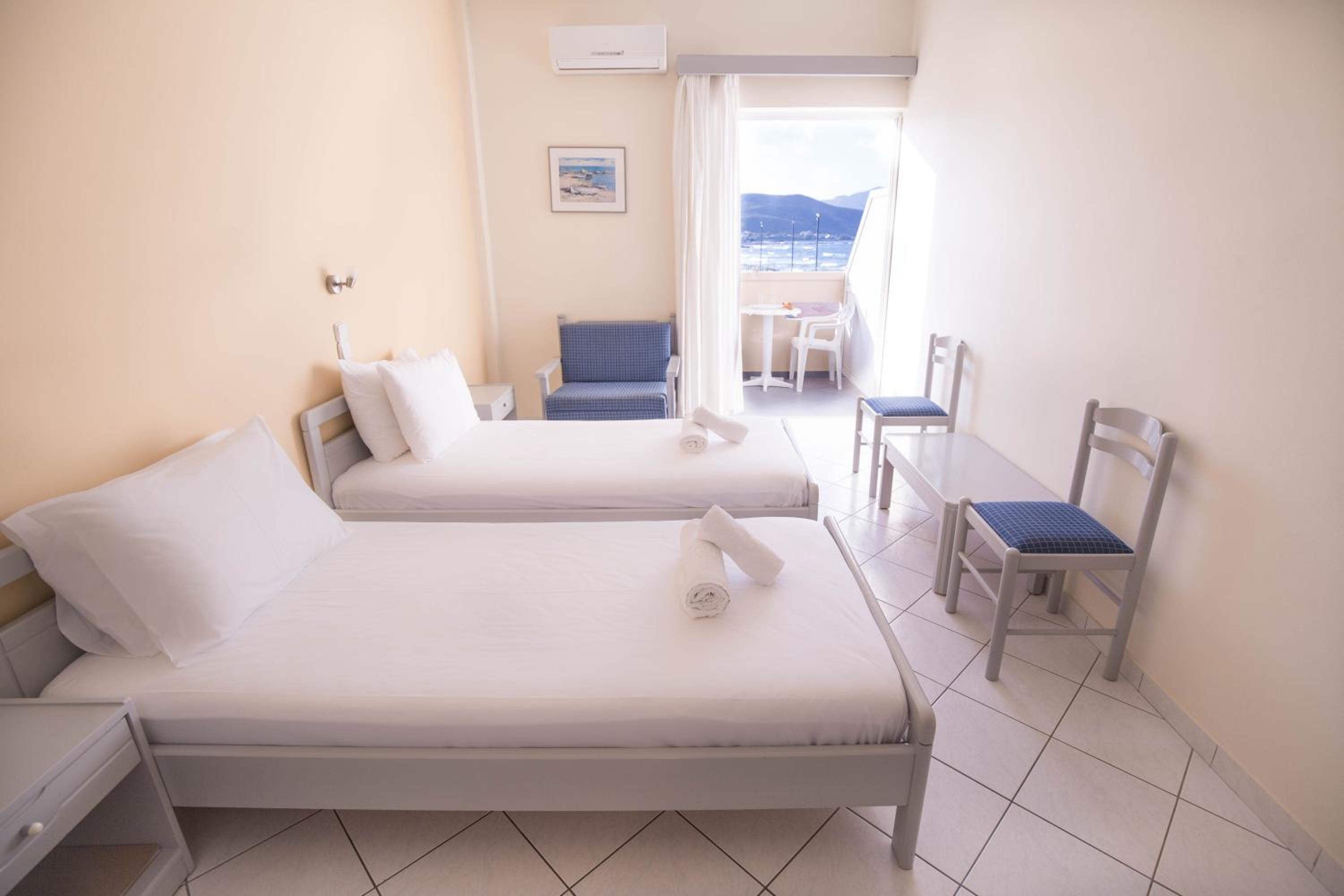 Double or Twin Room with Side Sea View - Photo 5