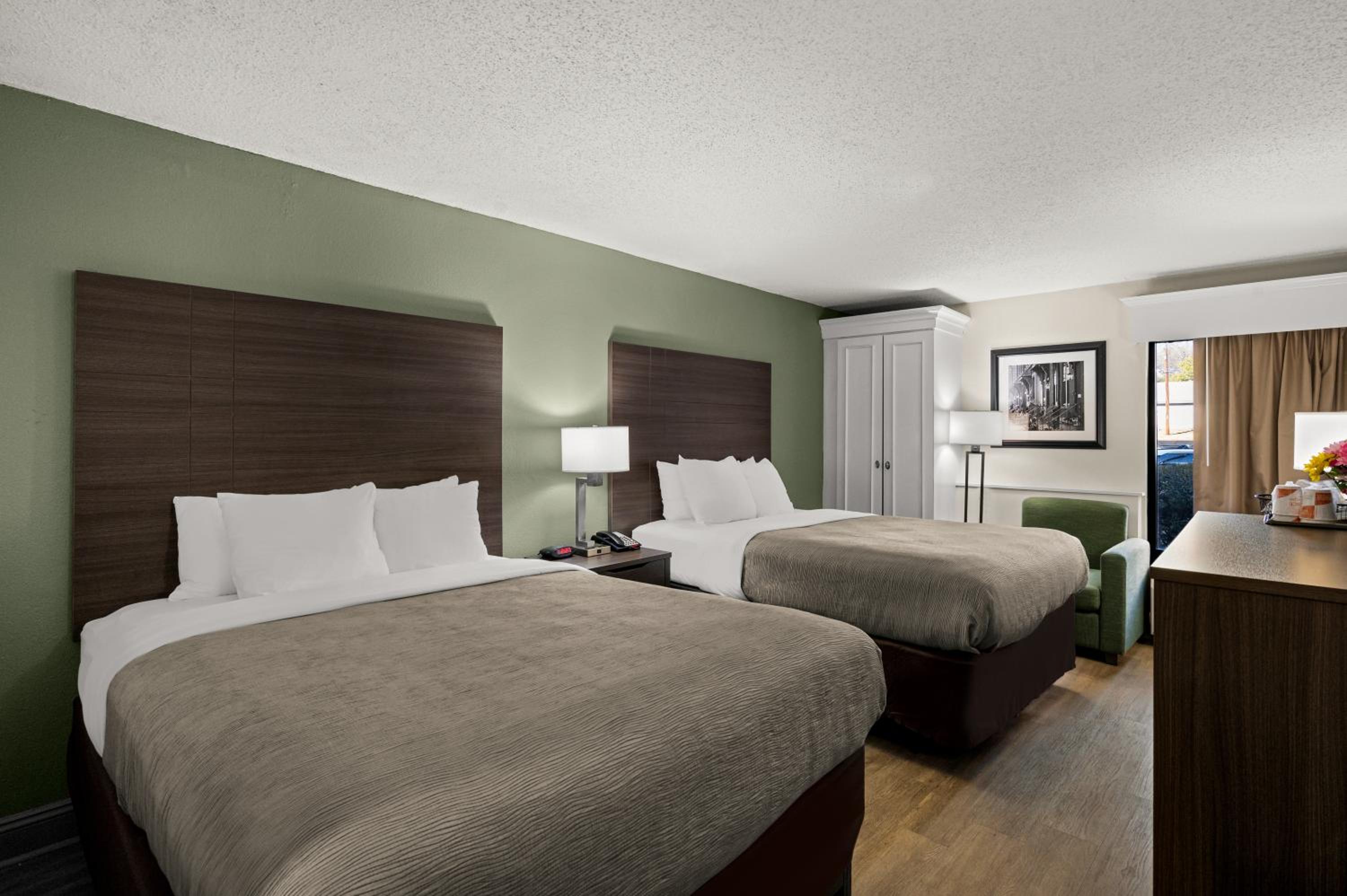 Queen Room with Two Queen Beds - Non-Smoking - Photo 5