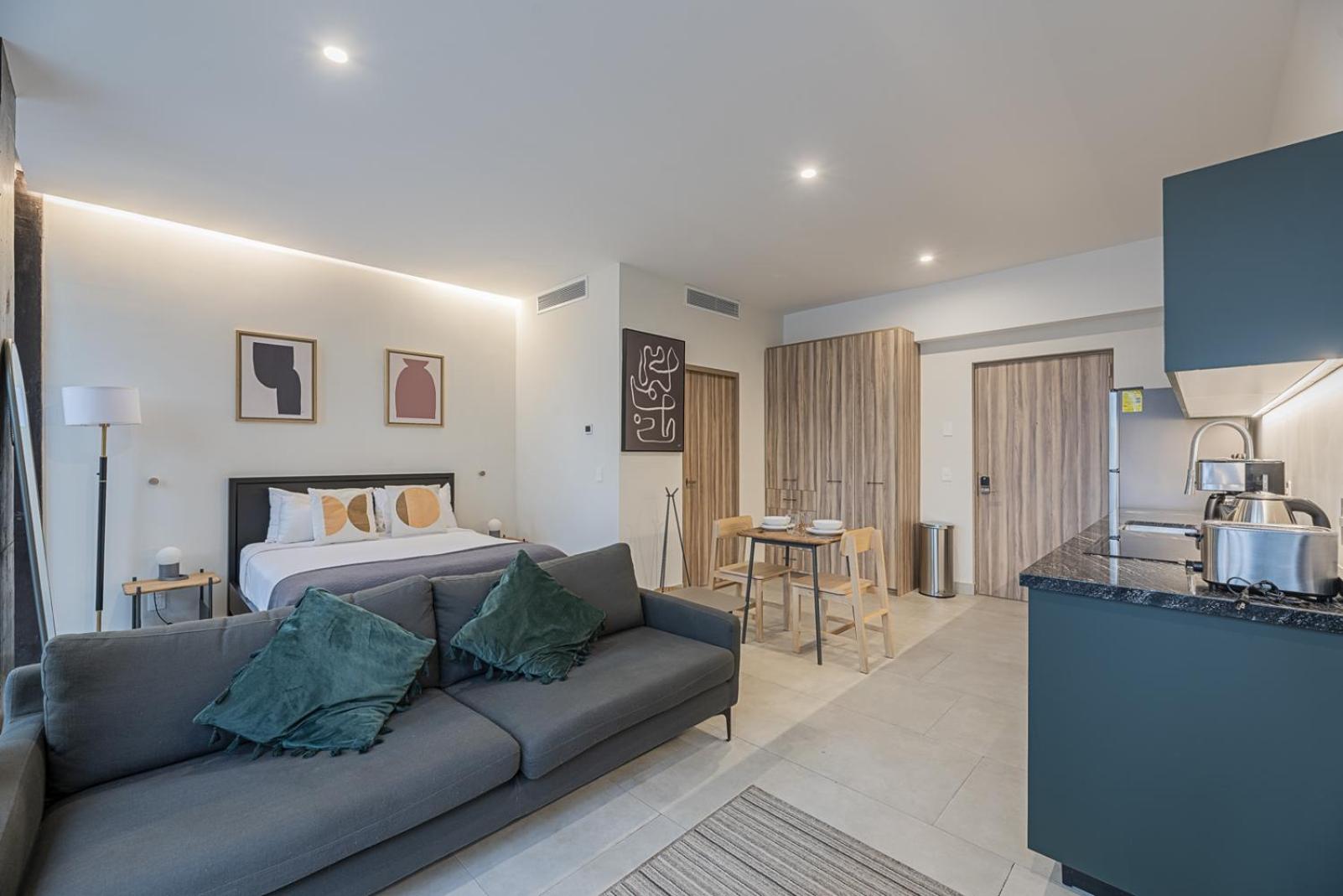 Deluxe One-Bedroom Apartment with Balcony  - Photo 25