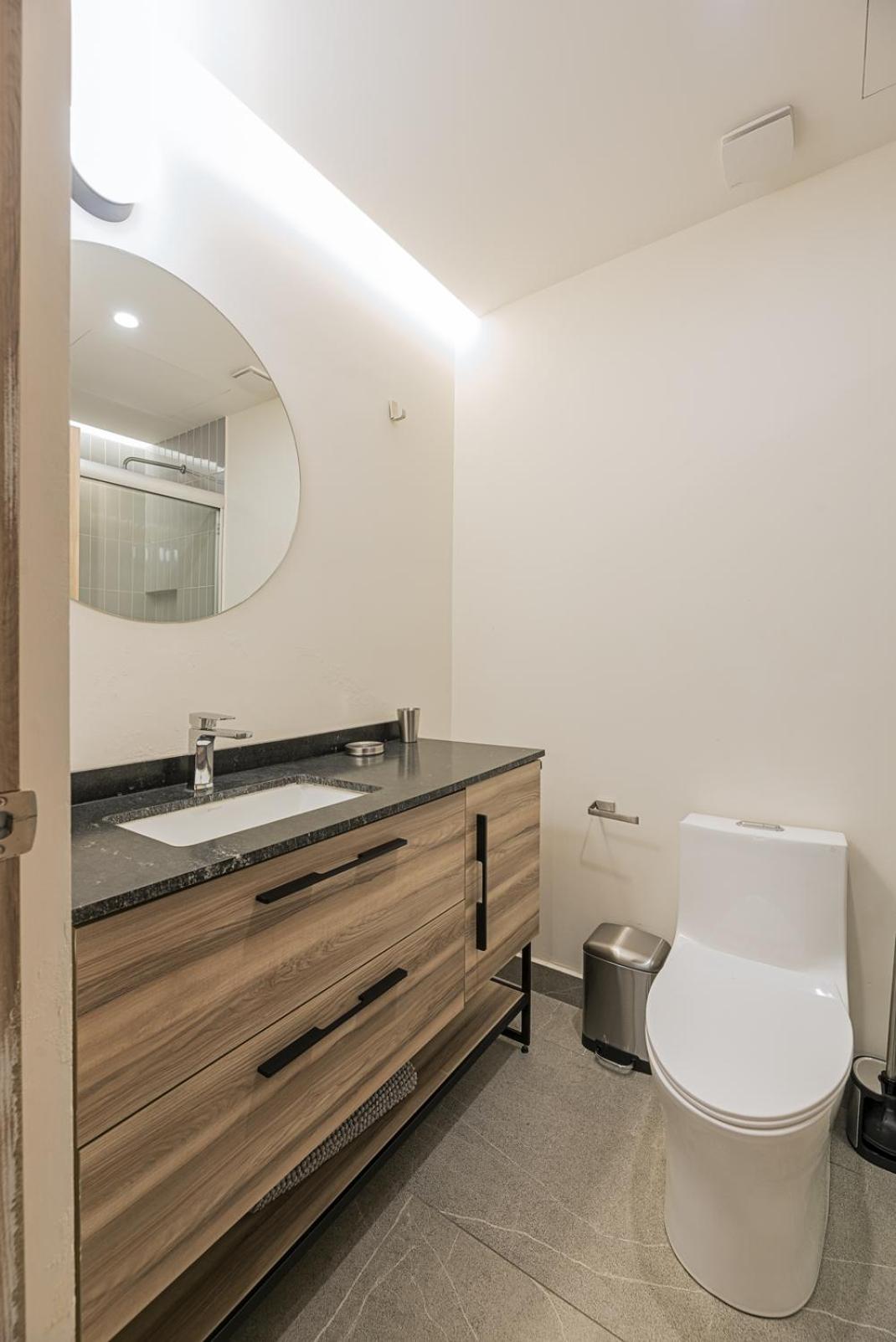 Deluxe One-Bedroom Apartment with Balcony  - Photo 13