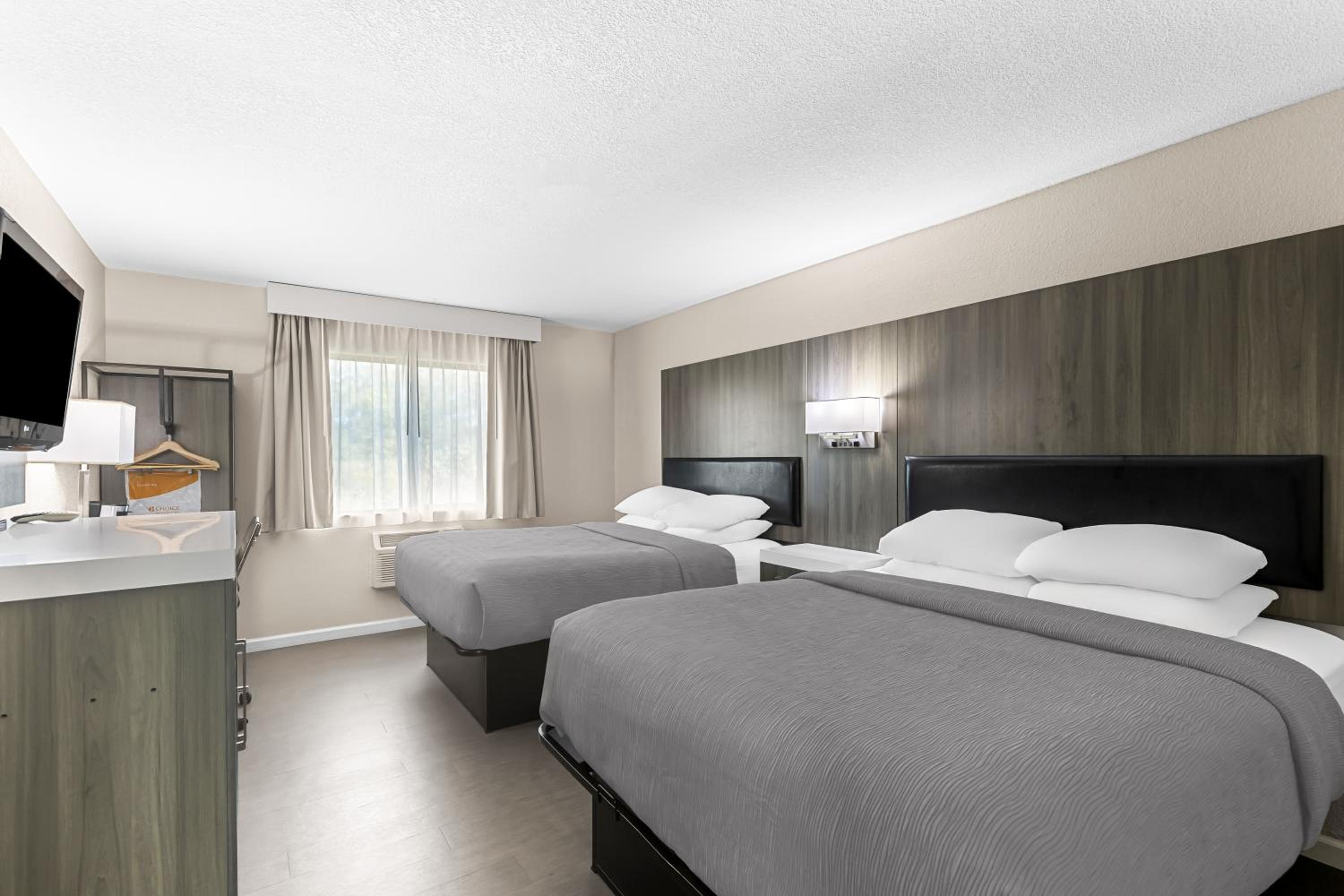 Queen Room with Two Queen Beds - Non-Smoking - Photo 2