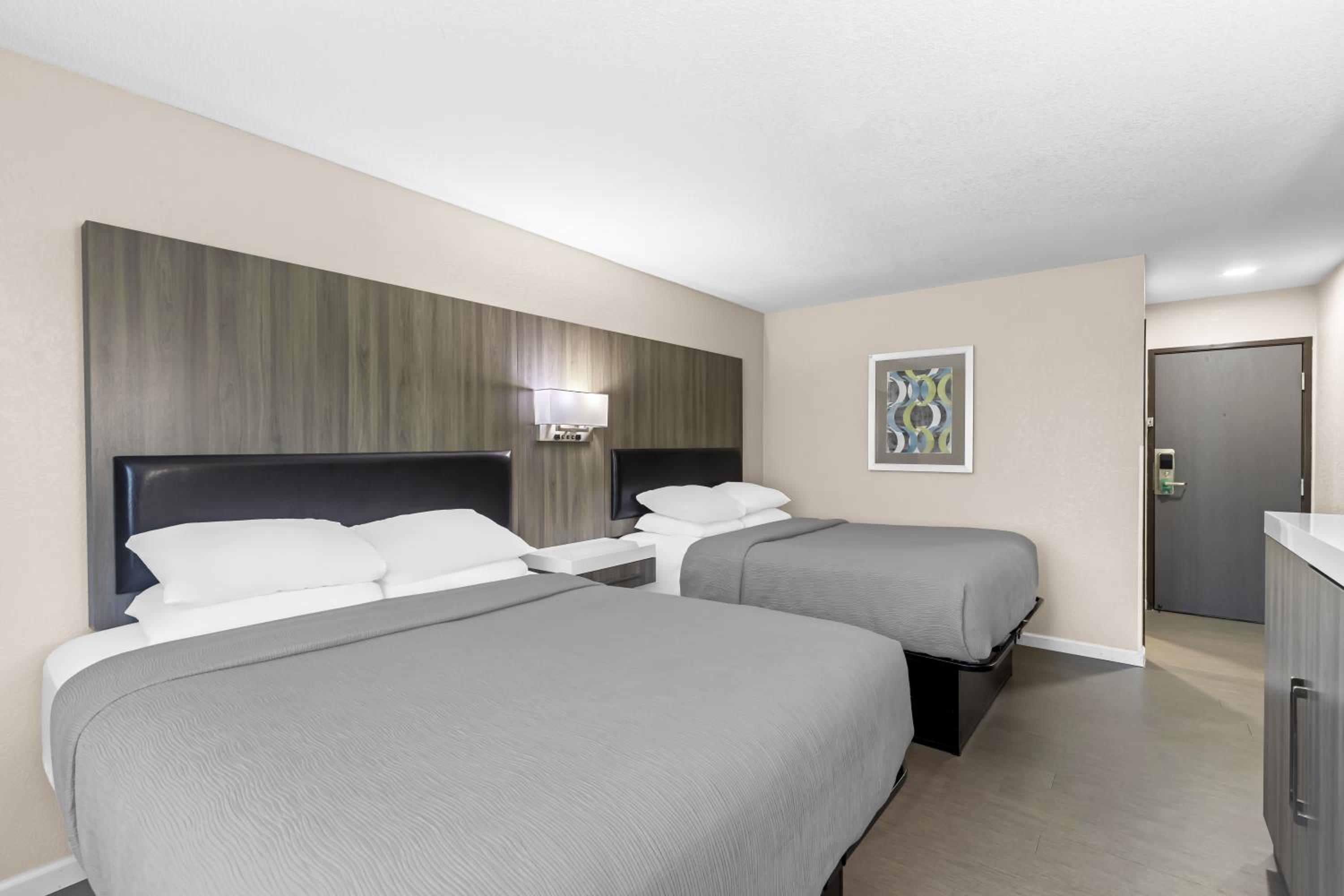 Queen Room with Two Queen Beds - Non-Smoking - Photo 4