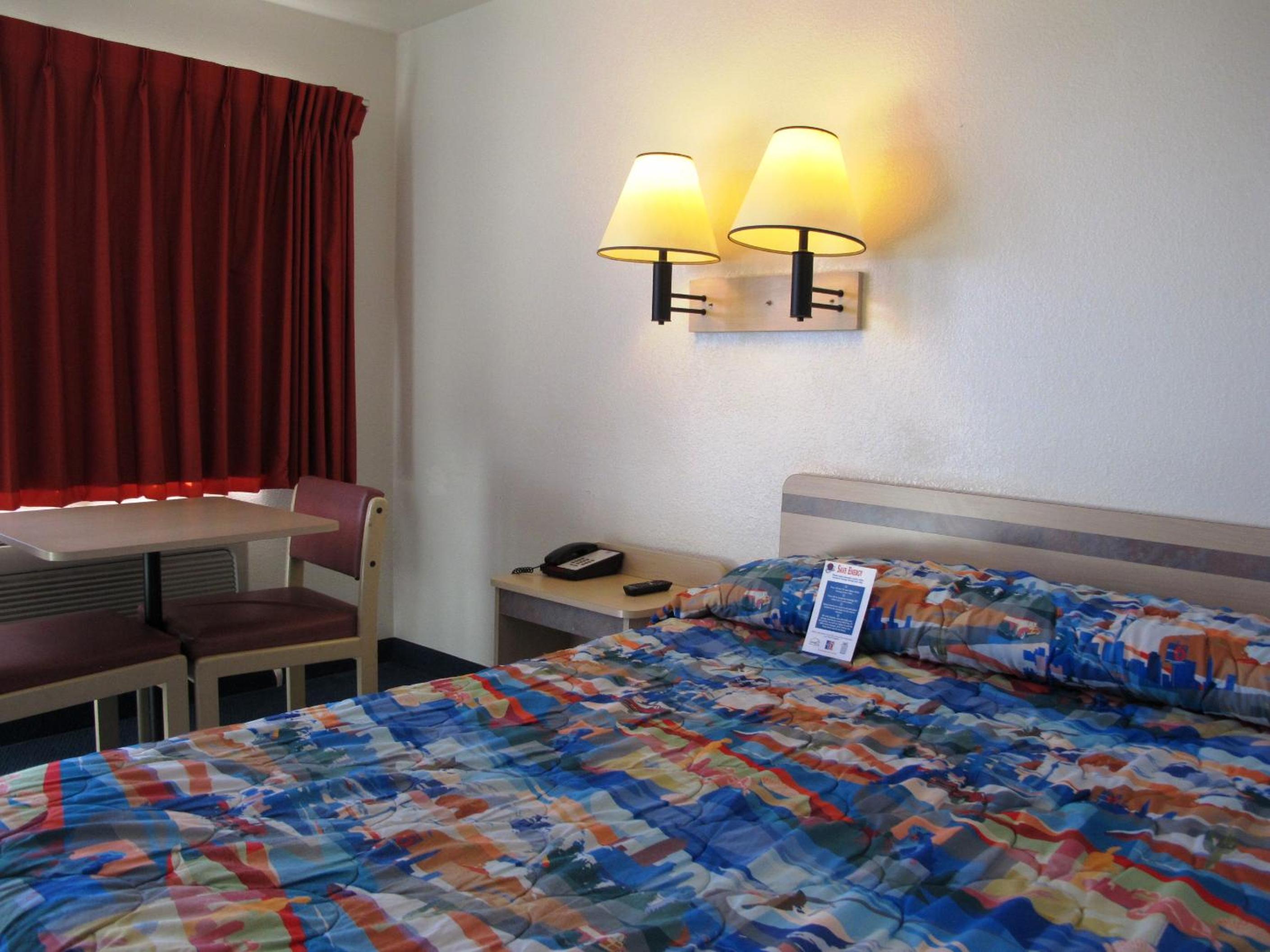 Queen Room - Non-Smoking - Photo 1