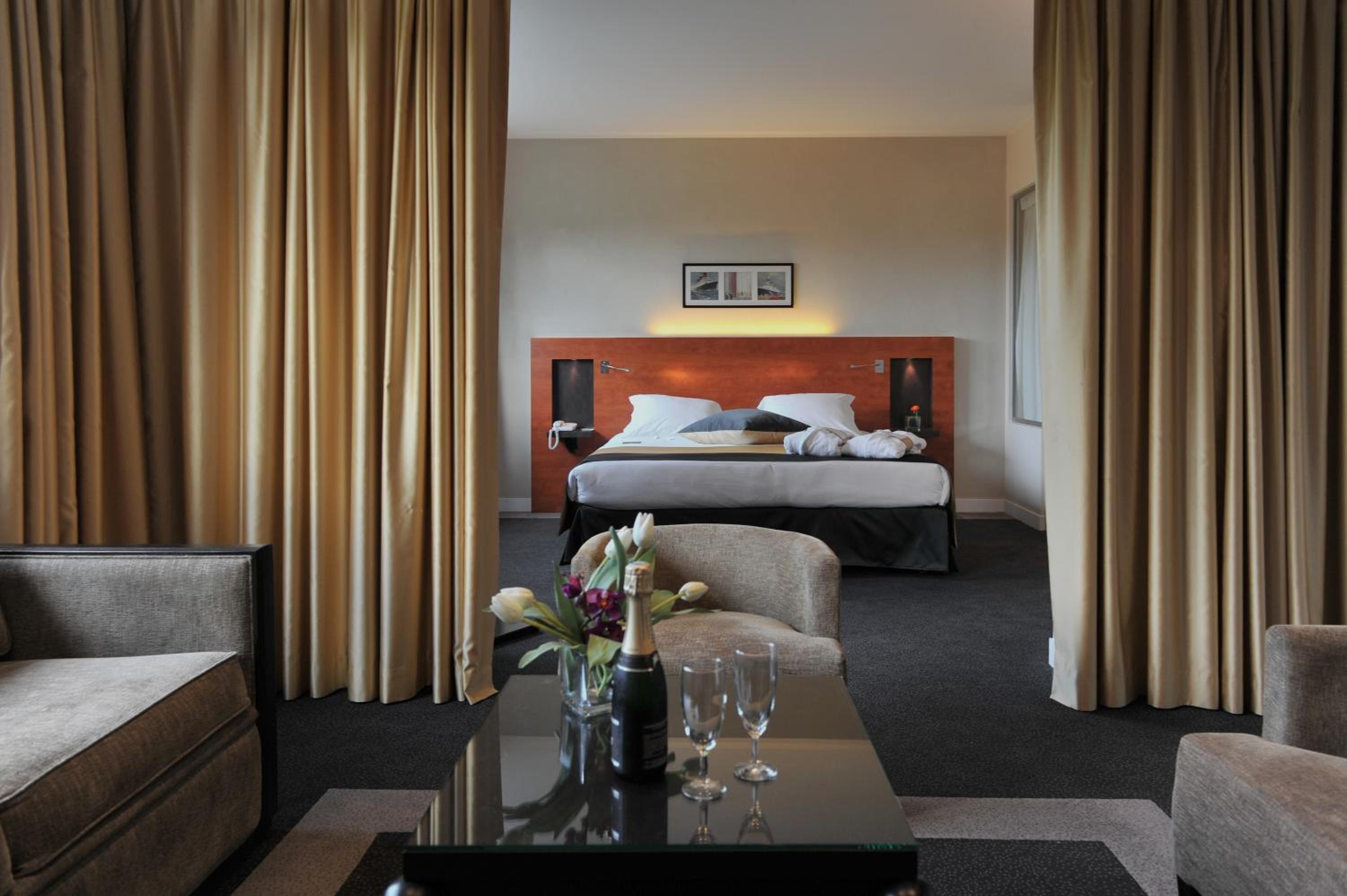 Suite - Photo 1