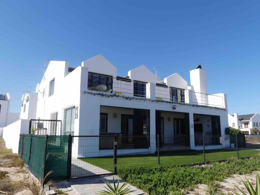 Five-Bedroom House photo 3