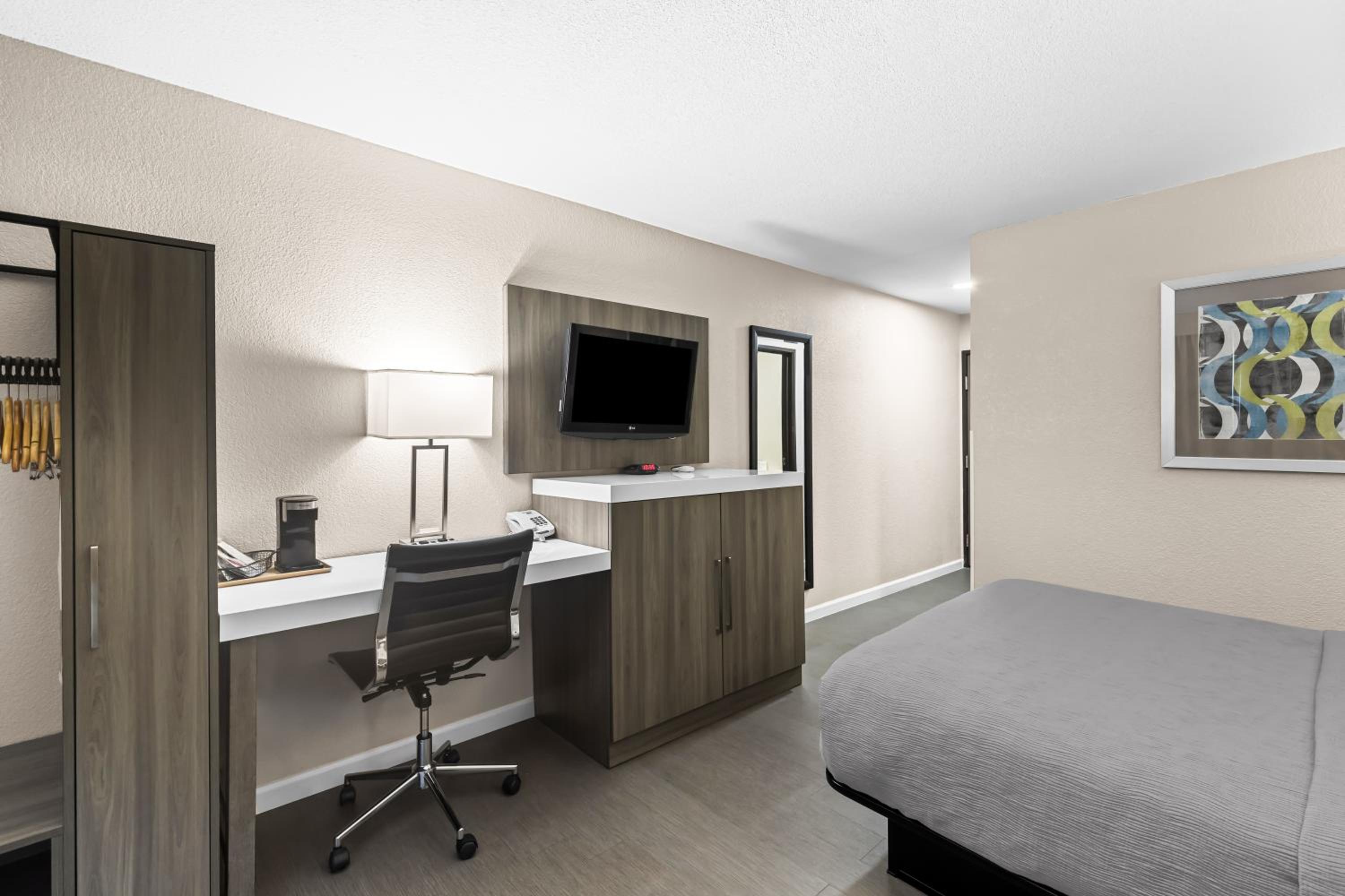 Queen Room - Mobility Access/Non-Smoking - Photo 2