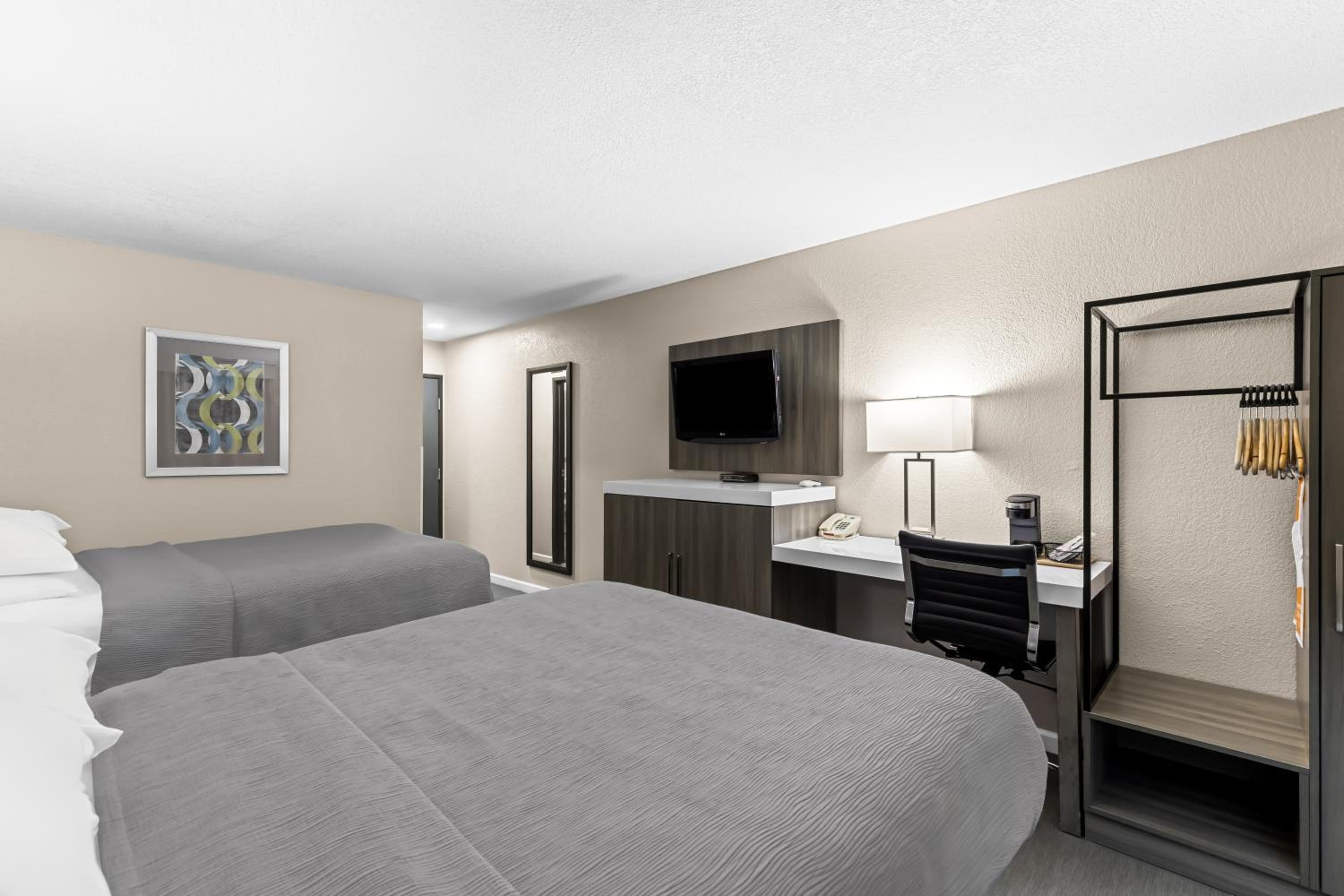 Queen Room with Two Queen Beds - Non-Smoking - Photo 5