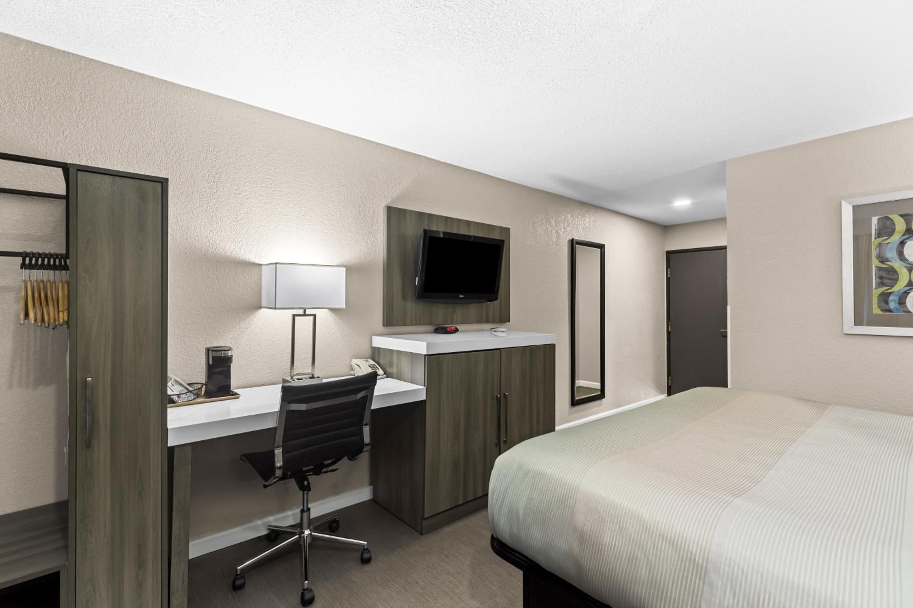 King Room - Non-Smoking - Photo 3